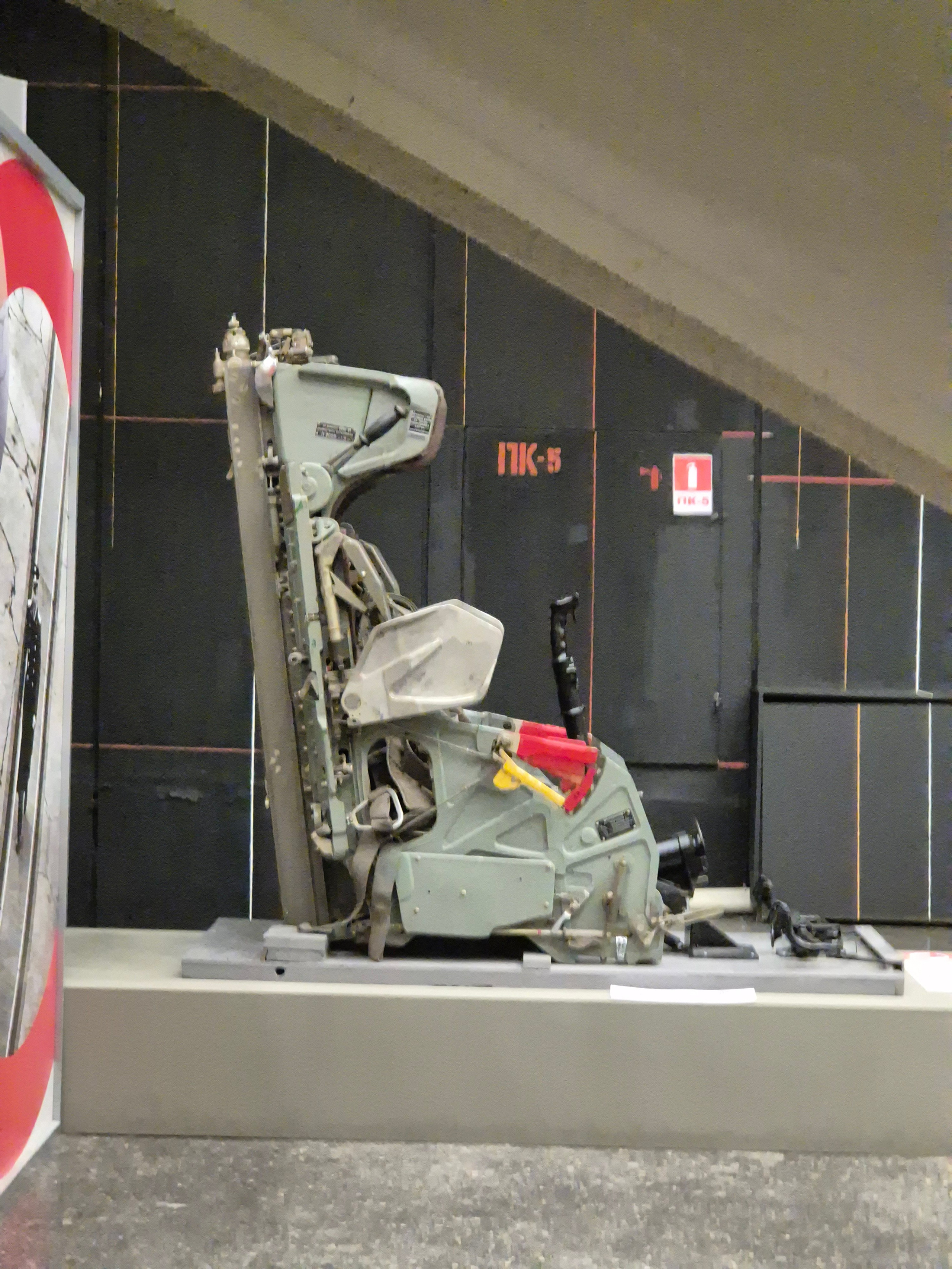 Если музейный экспонат выглядит побитым, обгоревшим - скорее всего это самое ценное - то, что летало и использовалось, а не музейный макет