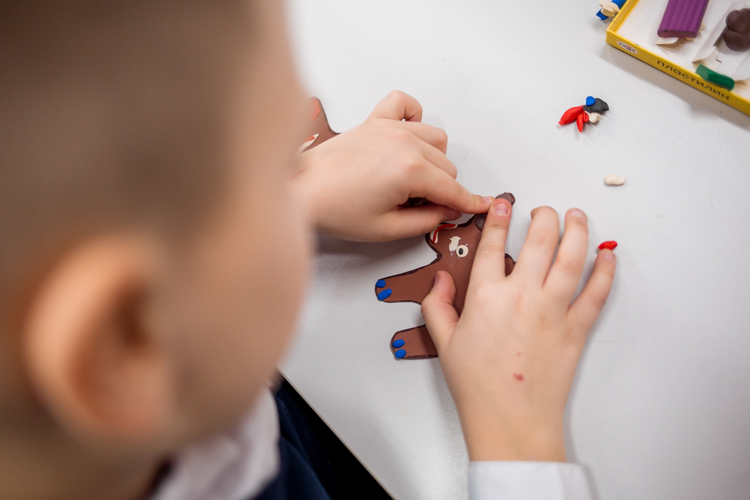 Школьники делают поделки к Новому году. Репортажный фотограф Борис Геер