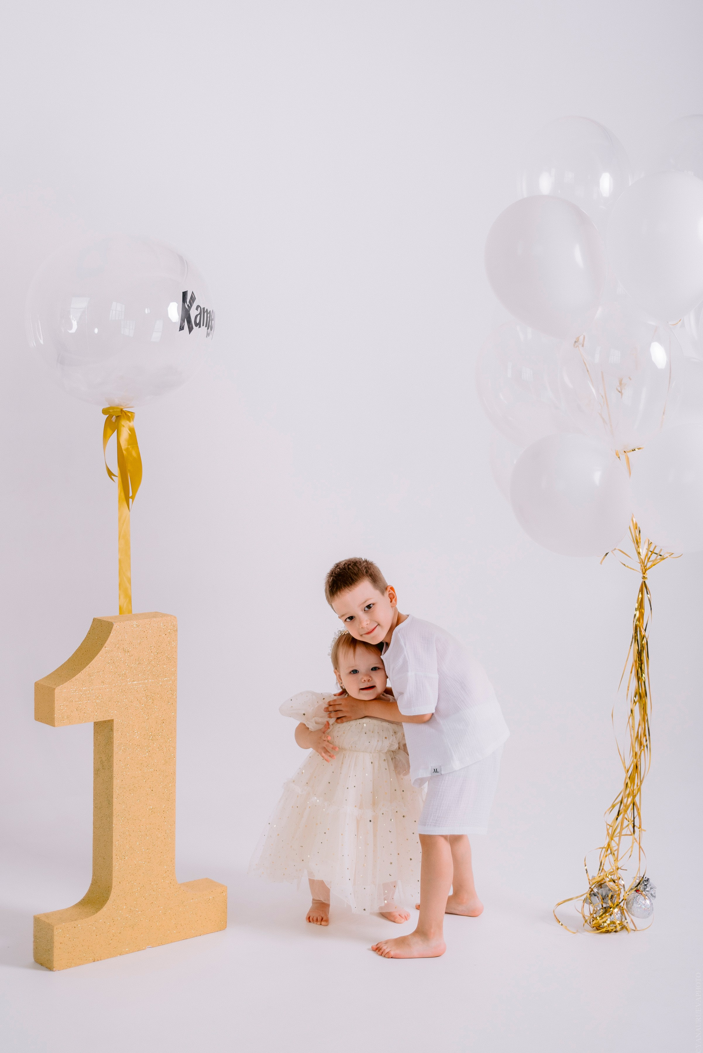 Брат и сестра обнимаются, маленькие дети