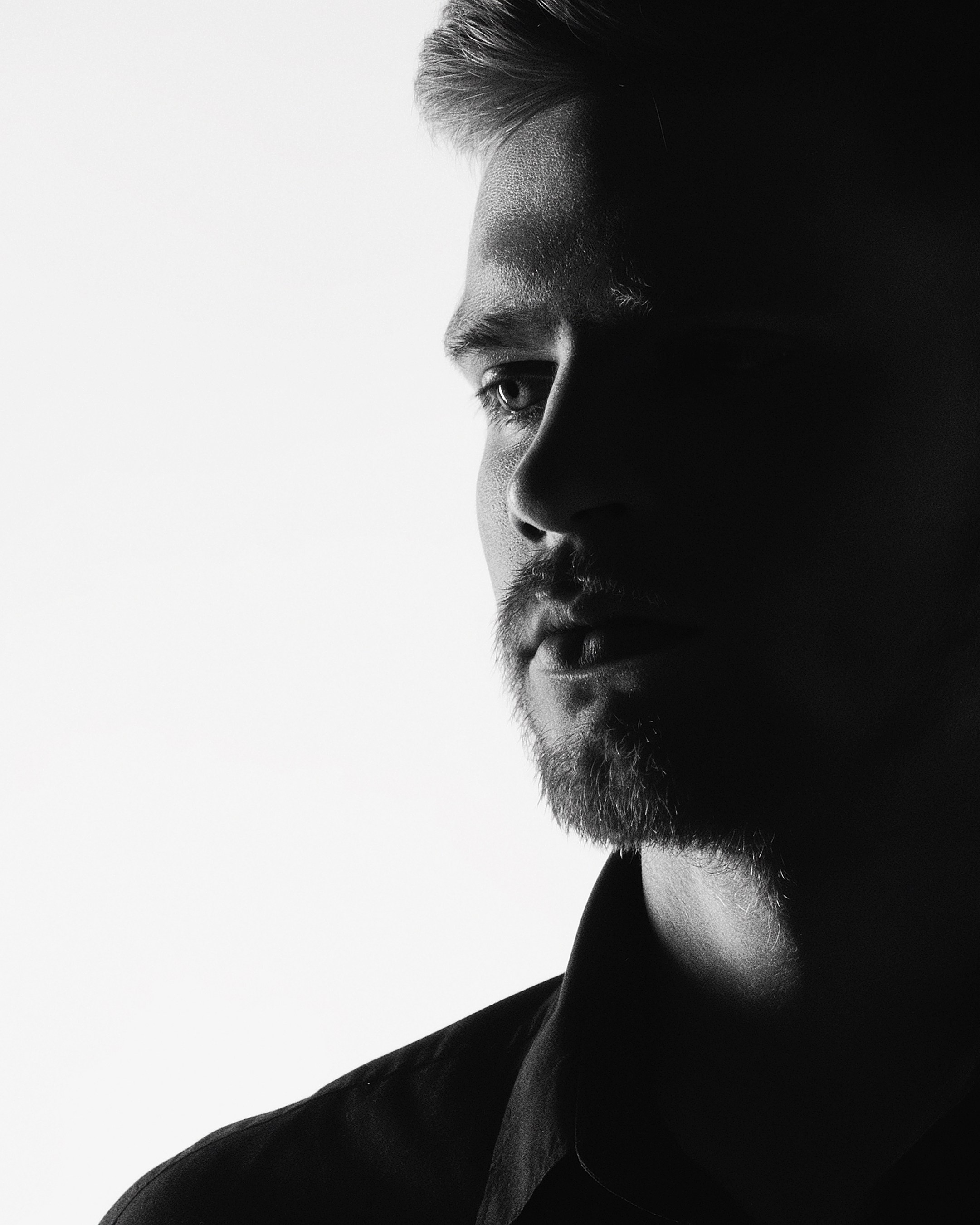 Мужской портрет в профиль с жесткими тенями на лице, фотограф в Пензе Александра Овечкина.