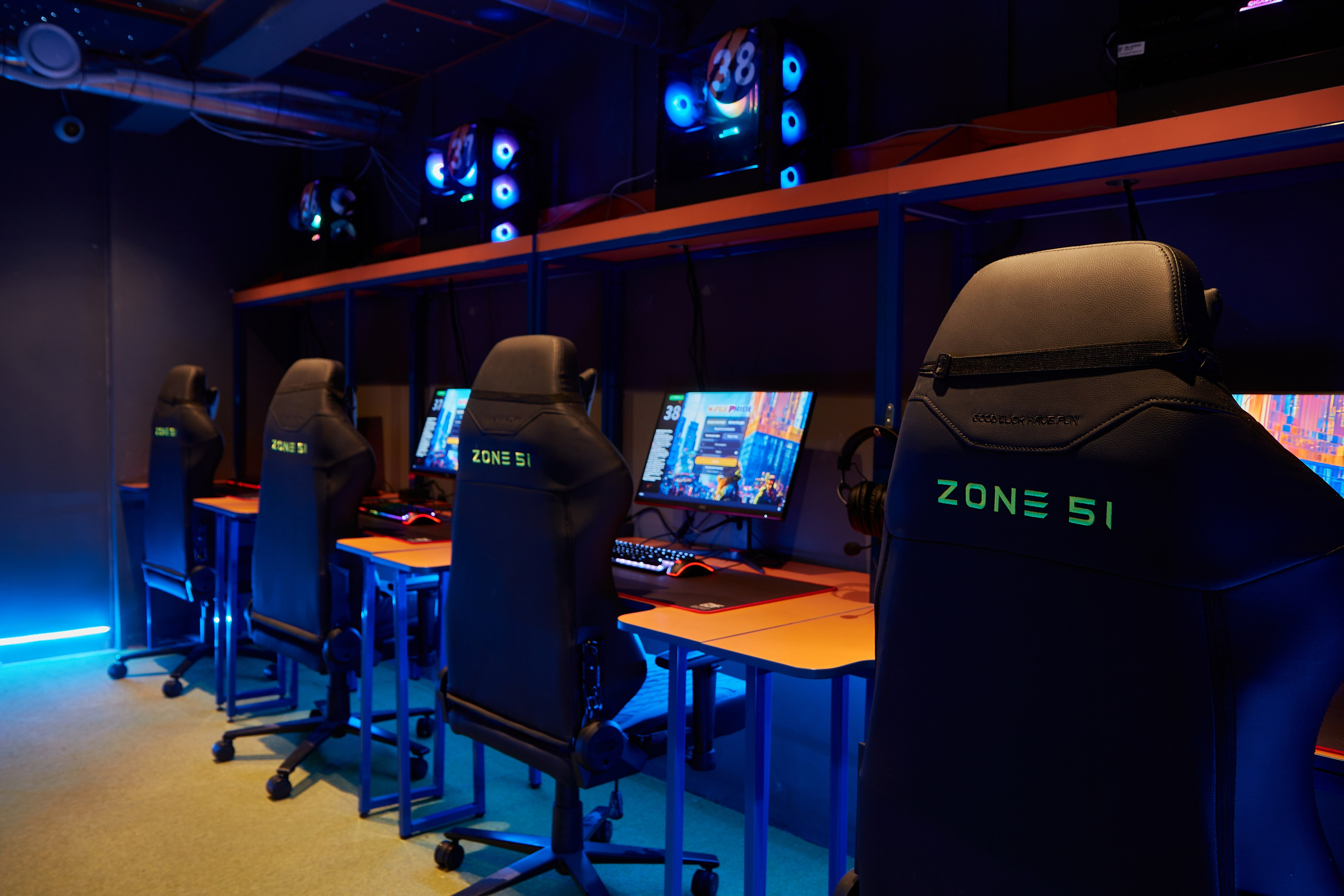 Фотосъёмка компьютерного клуба. Предметный и репортажный фотограф Алексей Кротов