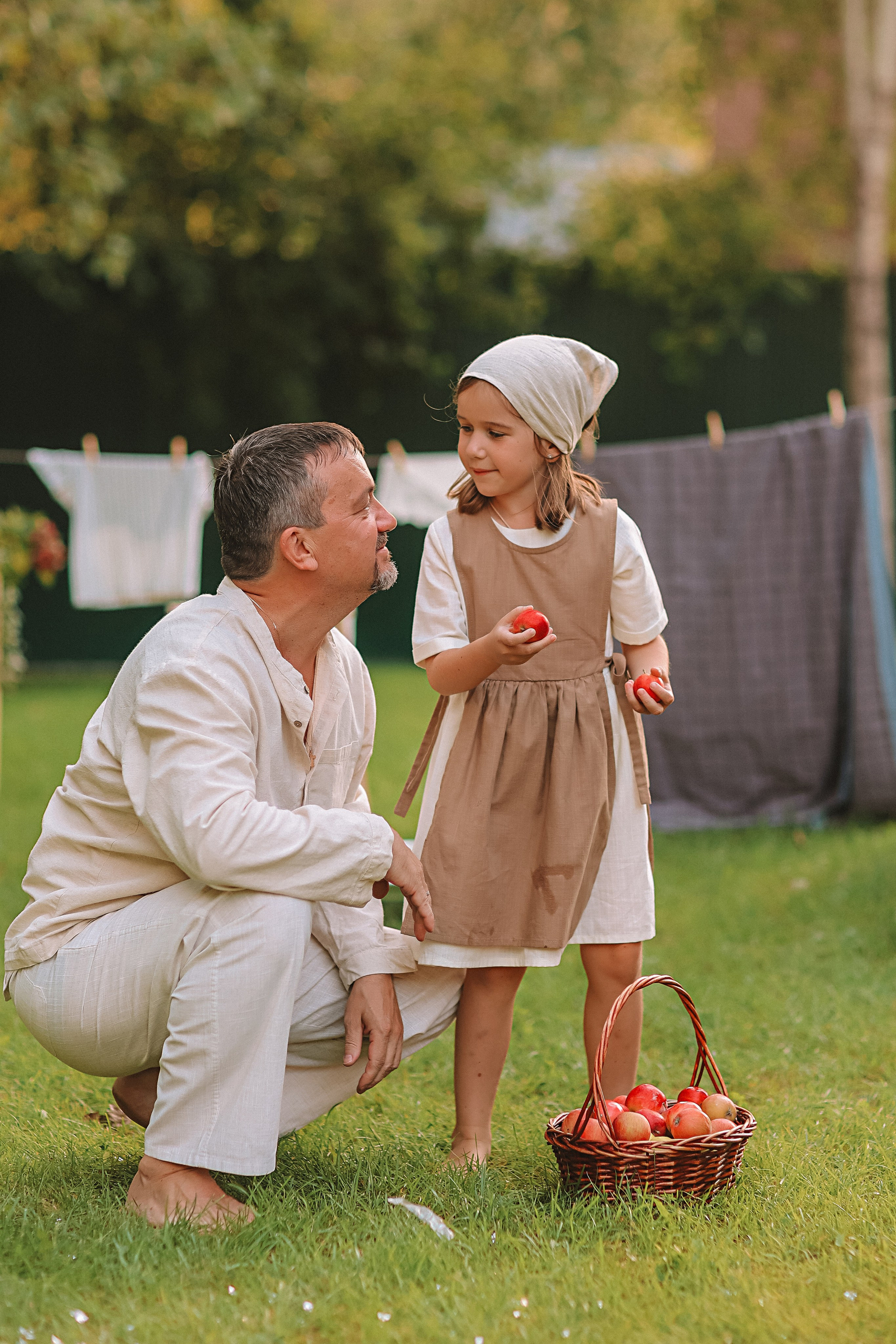 Стирка у дома. Семейный фотограф Тюмень, фотограф на роды Салмина Мария