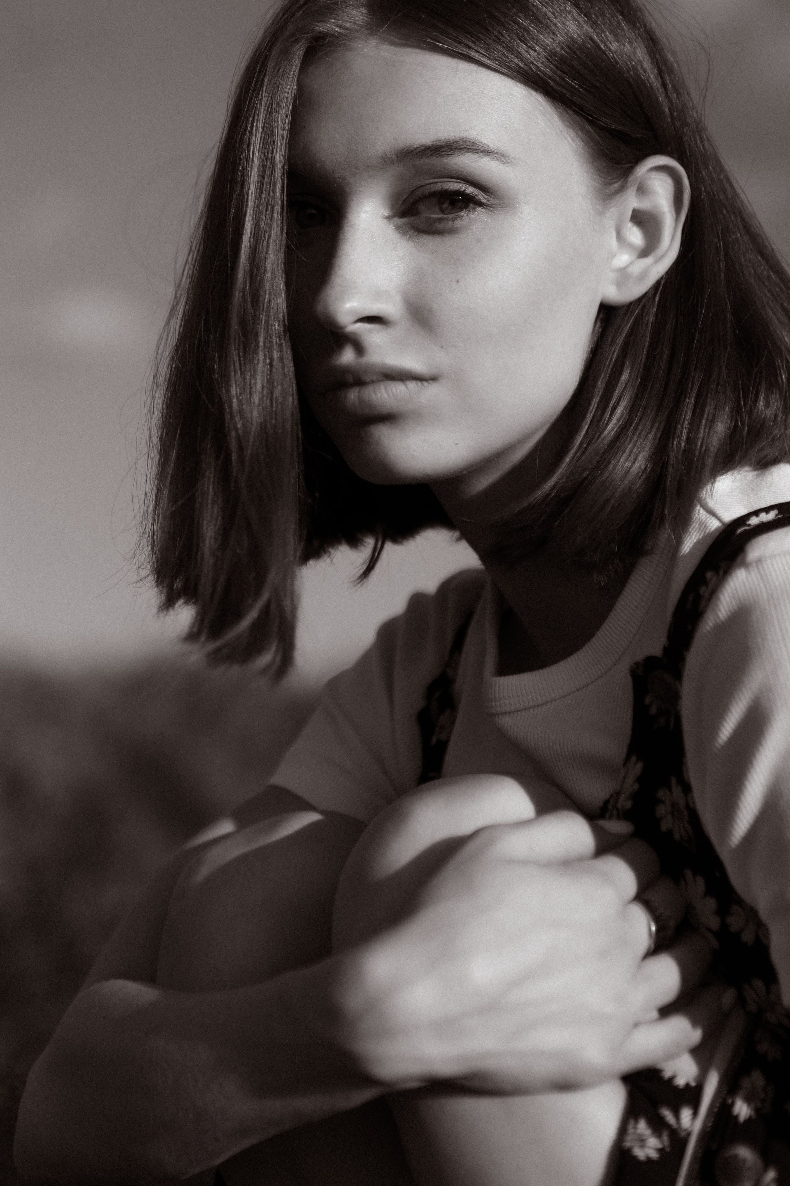 Летняя фотосессия в поле. Девушка в поле в кровати