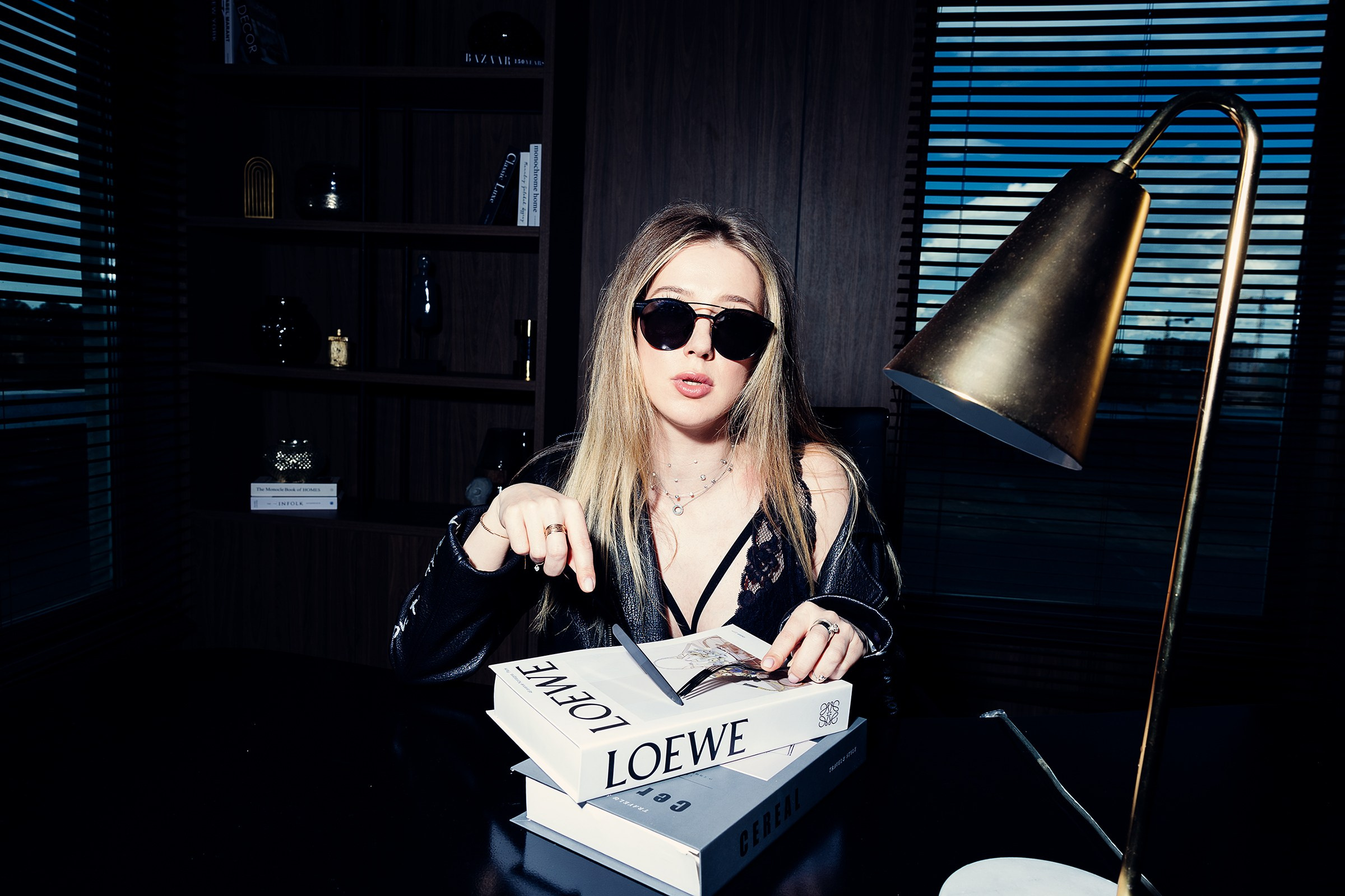 Фото с книгой loewe