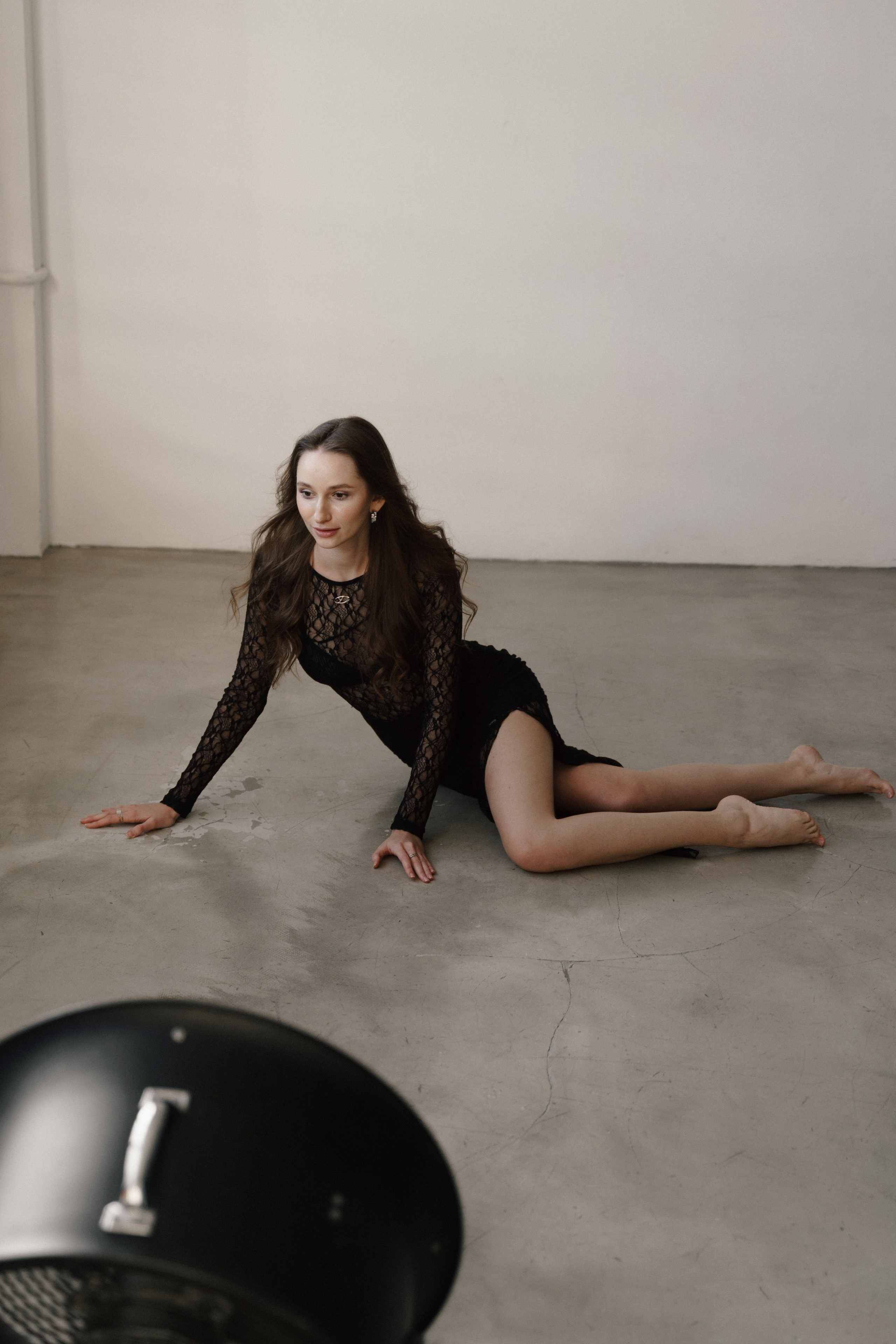 Женская съемка в студии с вентилятором