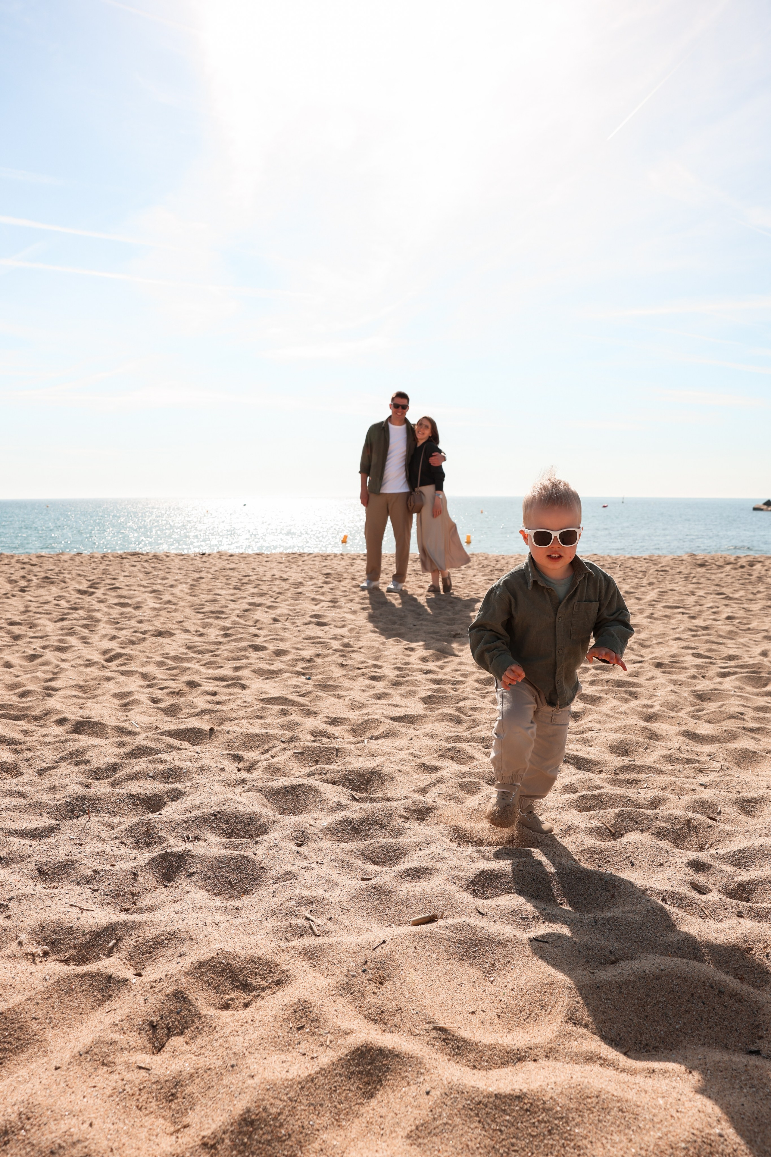 Seashore with a toddler. Natalia Zhuravleva|family, newborn, maternity photographer in Barcelona