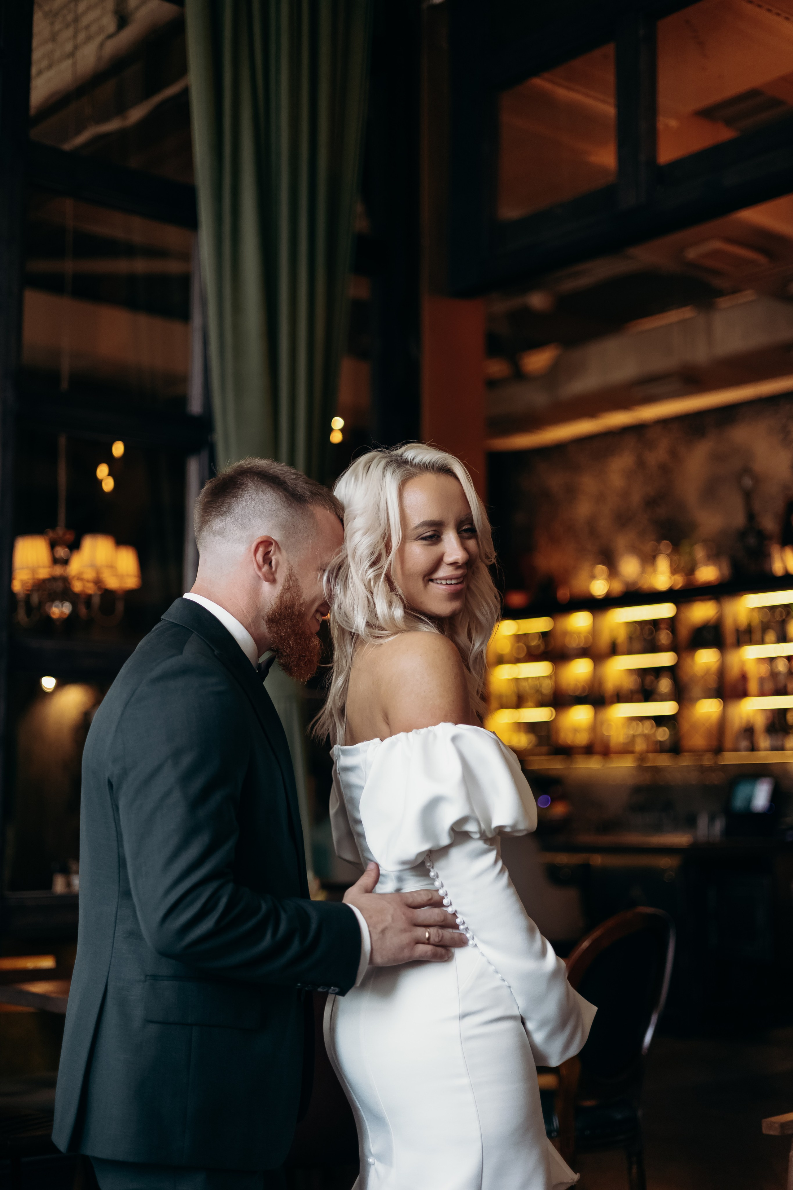 Александр и Елена (сборы, ресторан). Фотограф свадебный семейный в Красноярске Шукшина Наталья