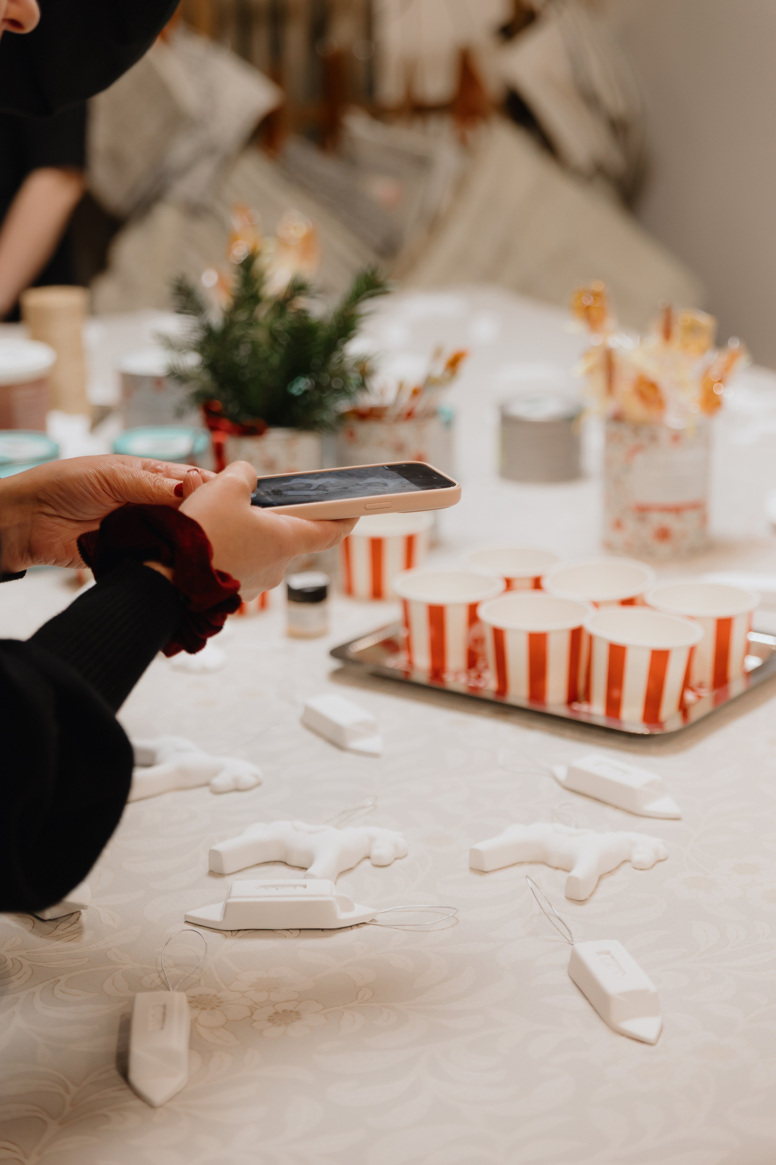 Предновогодний «Кофе-рейв» в L. DECO 17 декабря 2025 года. L. Deco интерьерный салон. Краски/обои/лепной декор