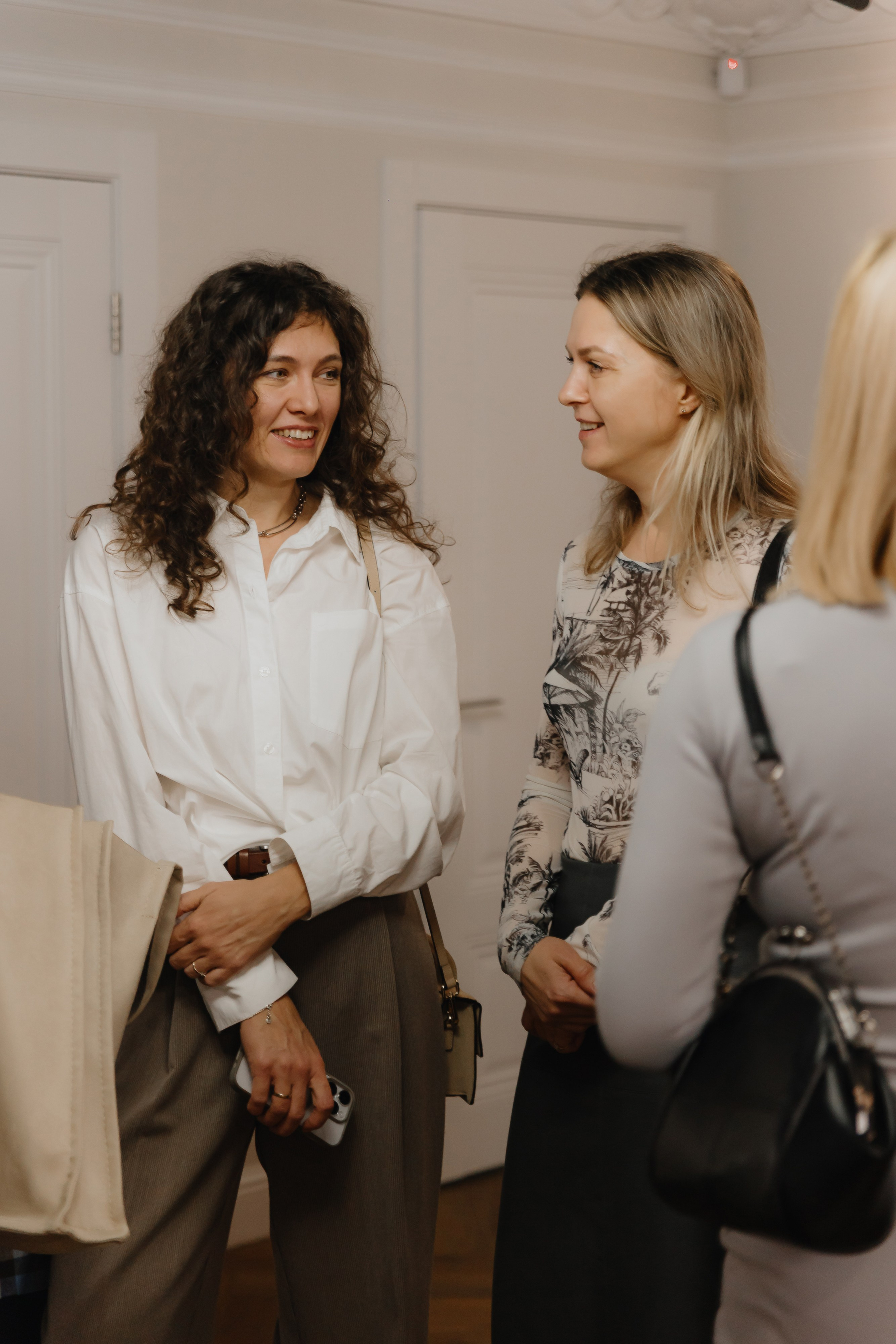 Предновогодний «Кофе-рейв» в L. DECO 17 декабря 2025 года. L. Deco интерьерный салон. Краски/обои/лепной декор