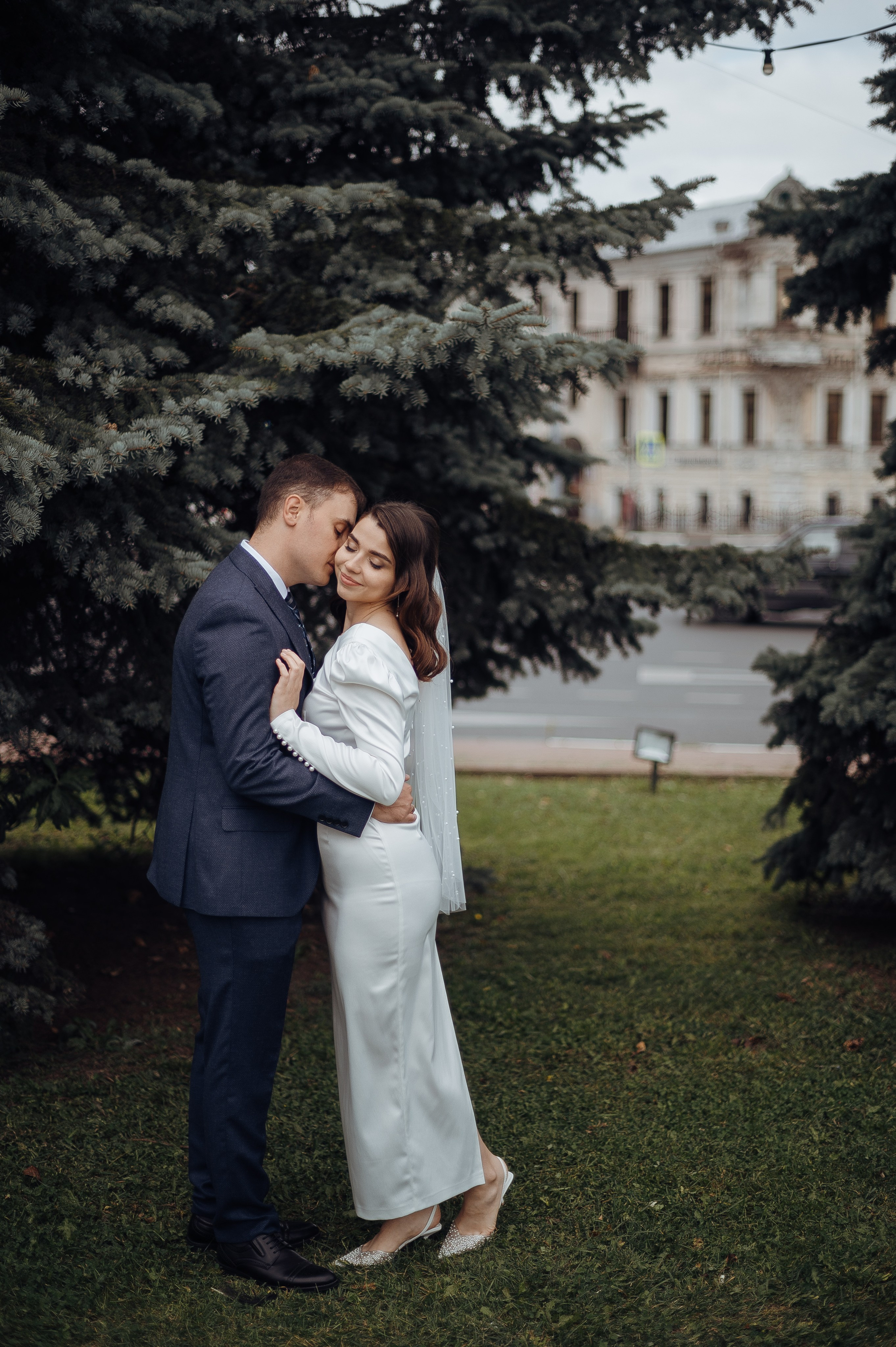 Свадебный поцелуй молодожёнов в городе