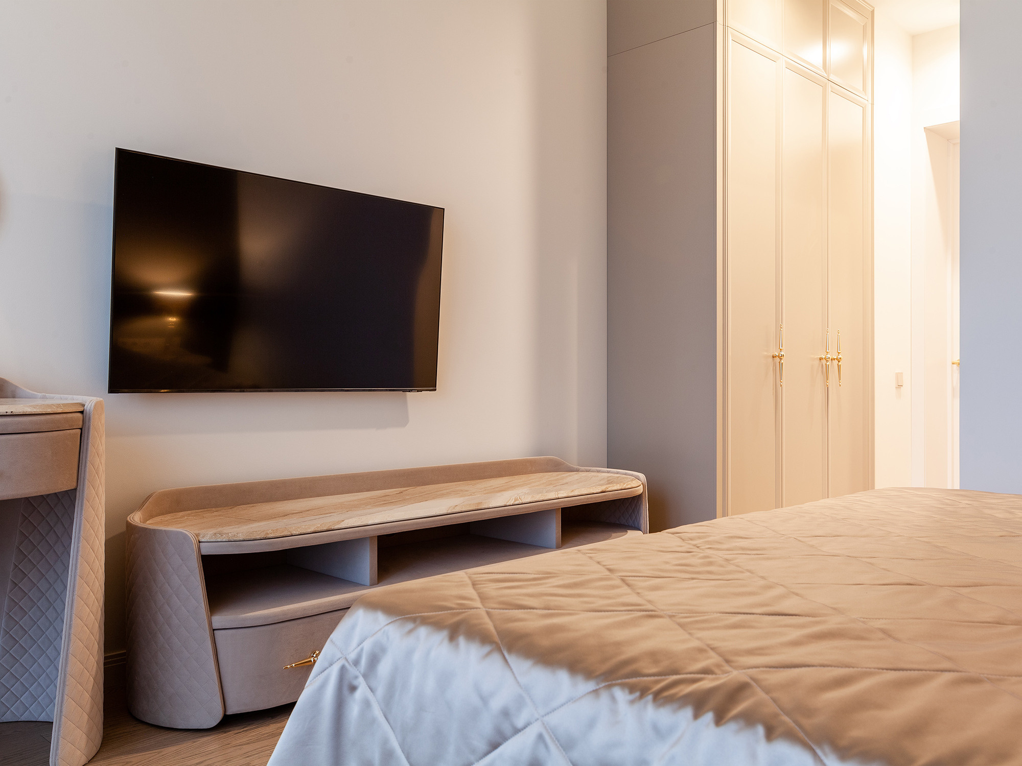 Интерьерная фотосъемка трёхкомнатных апартаментов в Сочи. Интерьерный фотограф Москва