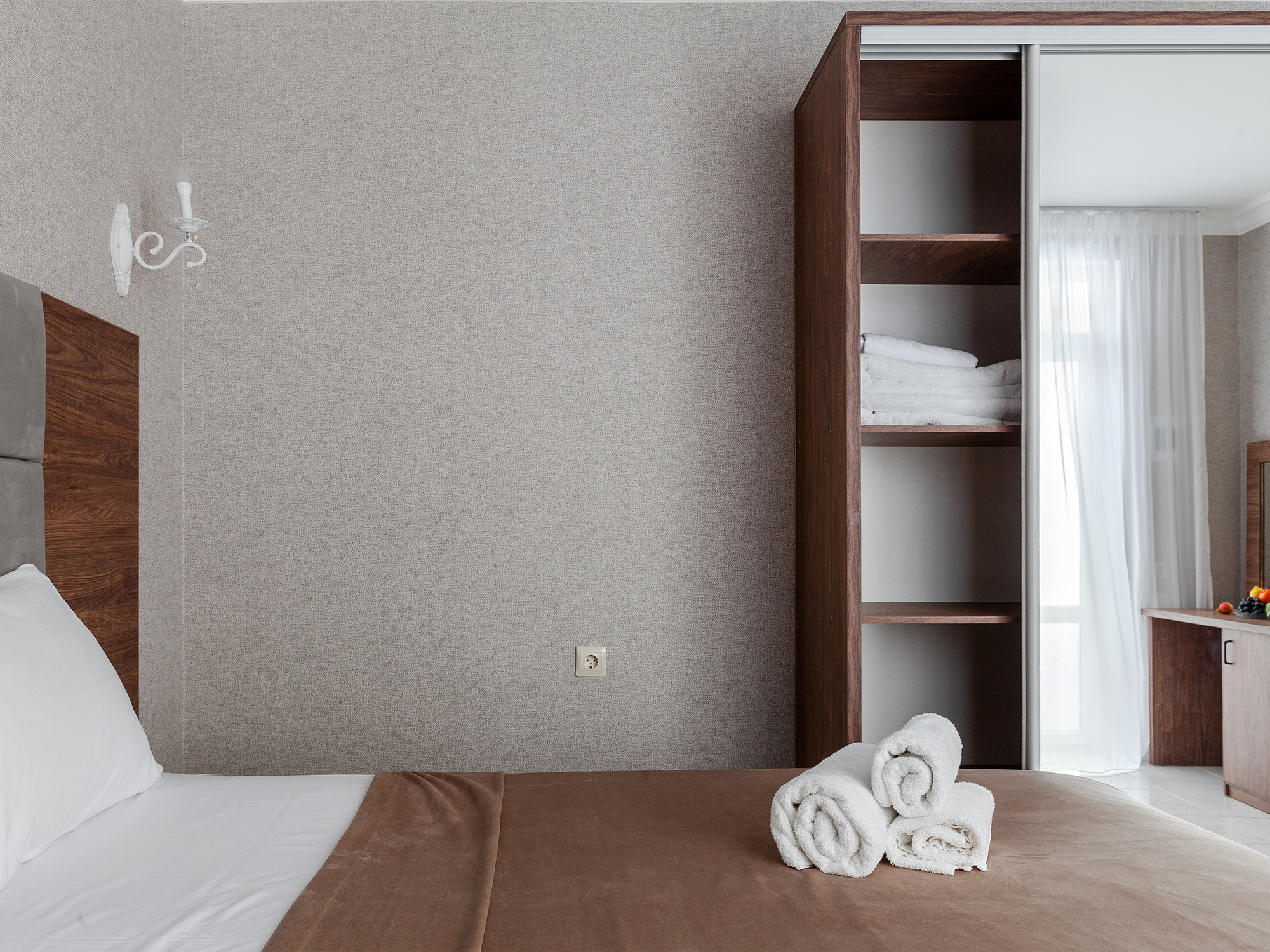 Интерьерная фотосъемка однокомнатного номера в Адлере. Интерьерный фотограф в Сочи Владислав Нагин