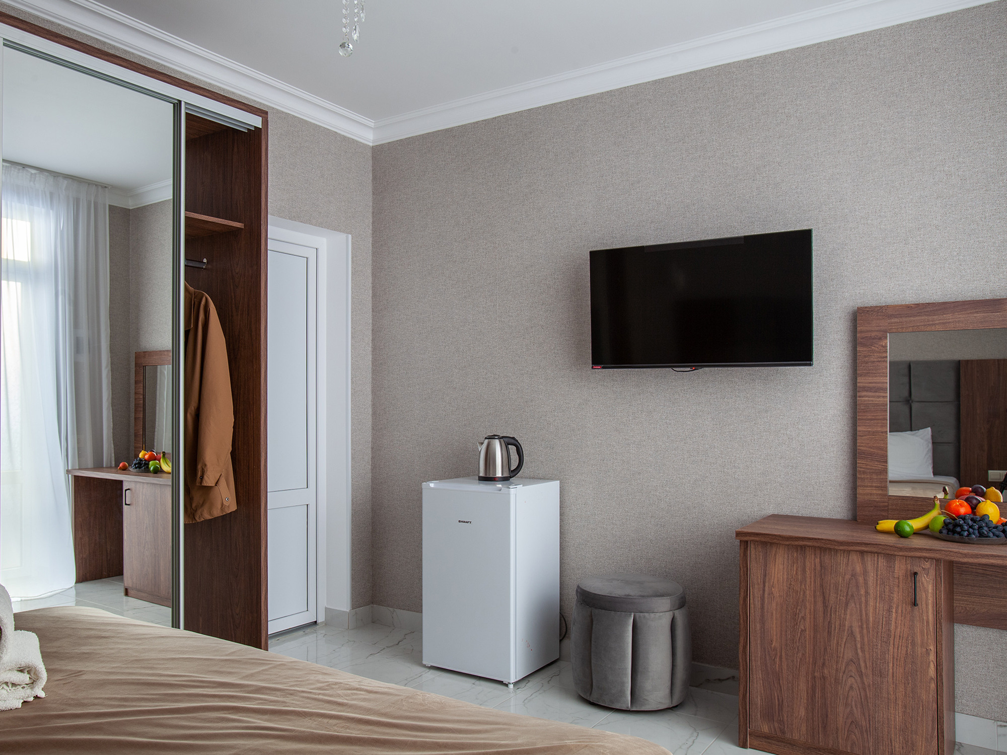 Интерьерная фотосъемка однокомнатного номера в Адлере. Интерьерный фотограф в Сочи Владислав Нагин