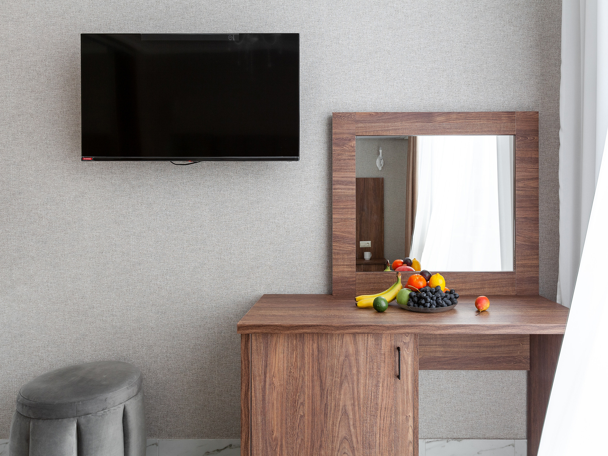 Интерьерная фотосъемка однокомнатного номера в Адлере. Интерьерный фотограф в Сочи Владислав Нагин