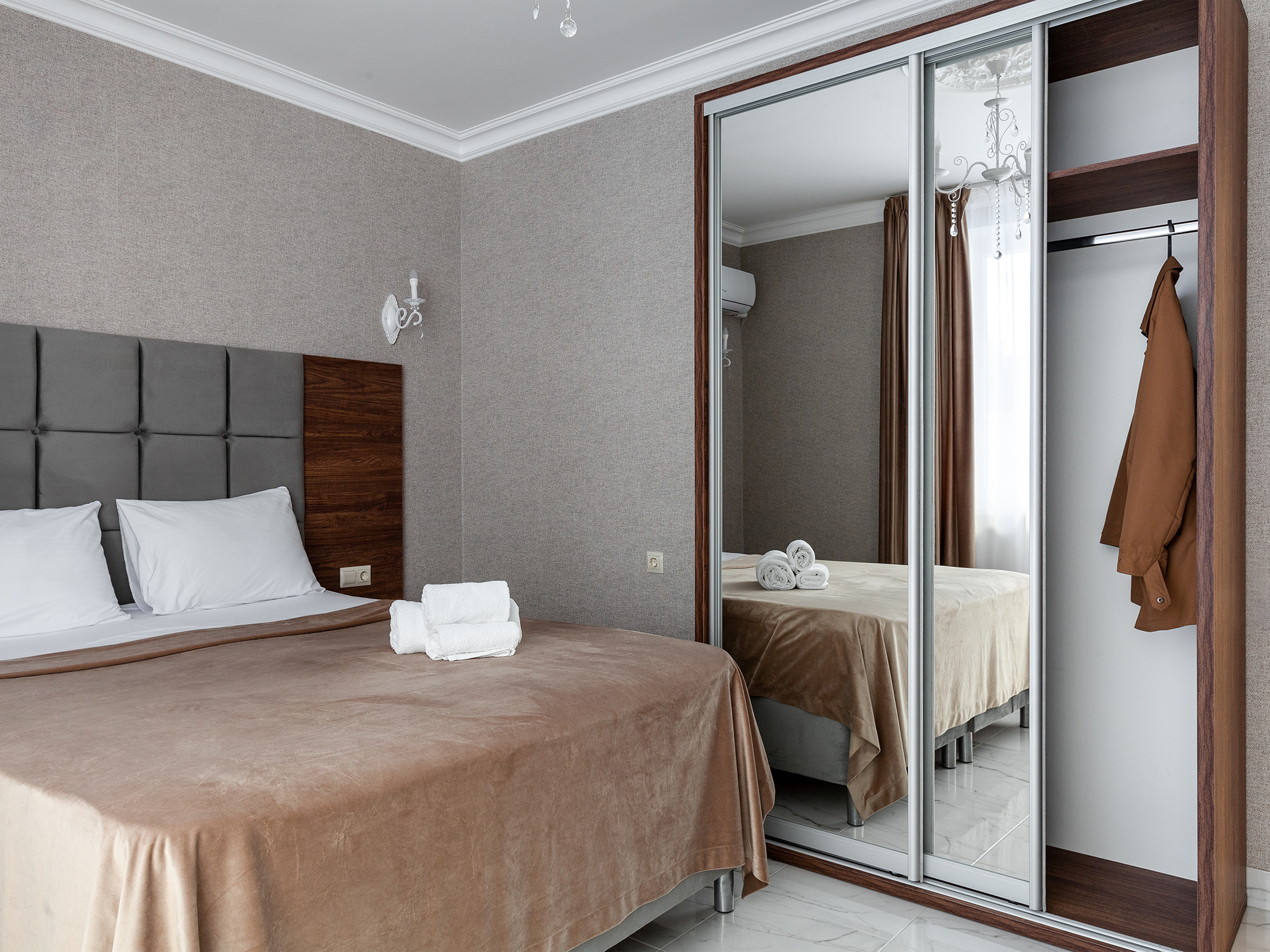 Интерьерная фотосъемка однокомнатного номера в Адлере. Интерьерный фотограф в Сочи Владислав Нагин