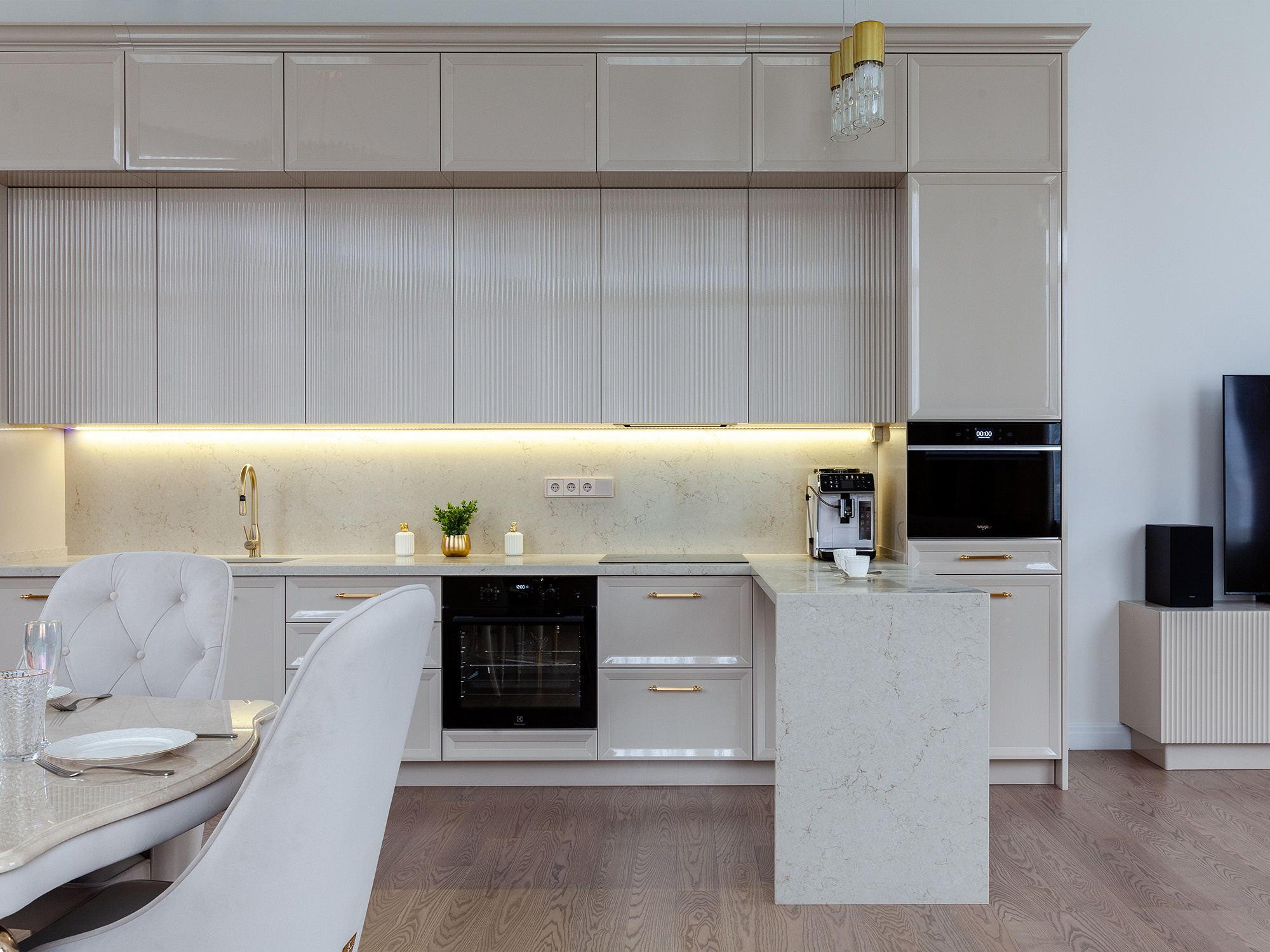 Интерьерная фотосъемка трёхкомнатных апартаментов в Сочи. Интерьерный фотограф Москва