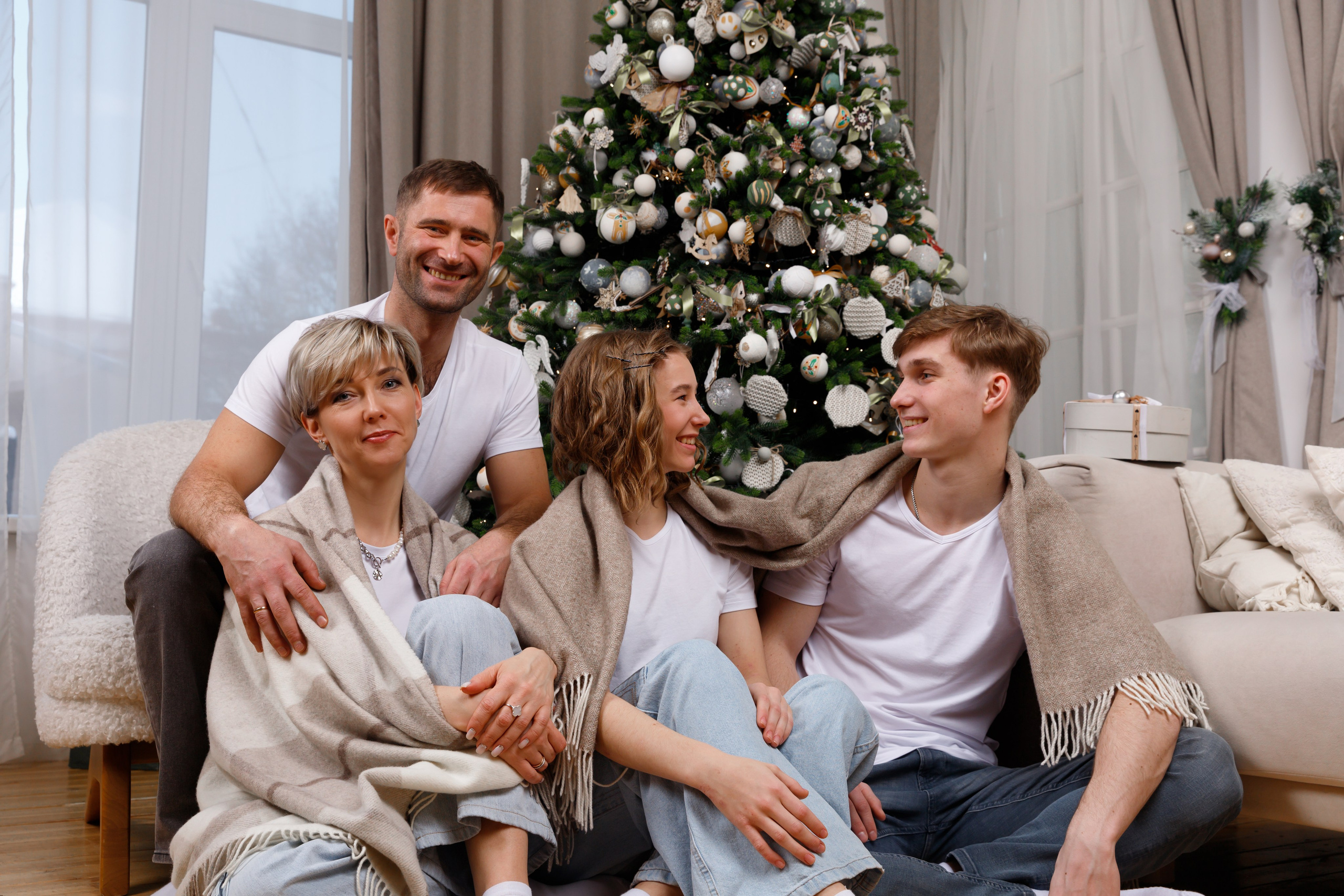 HappyNewYear_DailyStudio_2024. ФОТОГРАФ РАДОСТИ Фотосессия в студии СПб. Портретный фотограф — Юрий Торлопов