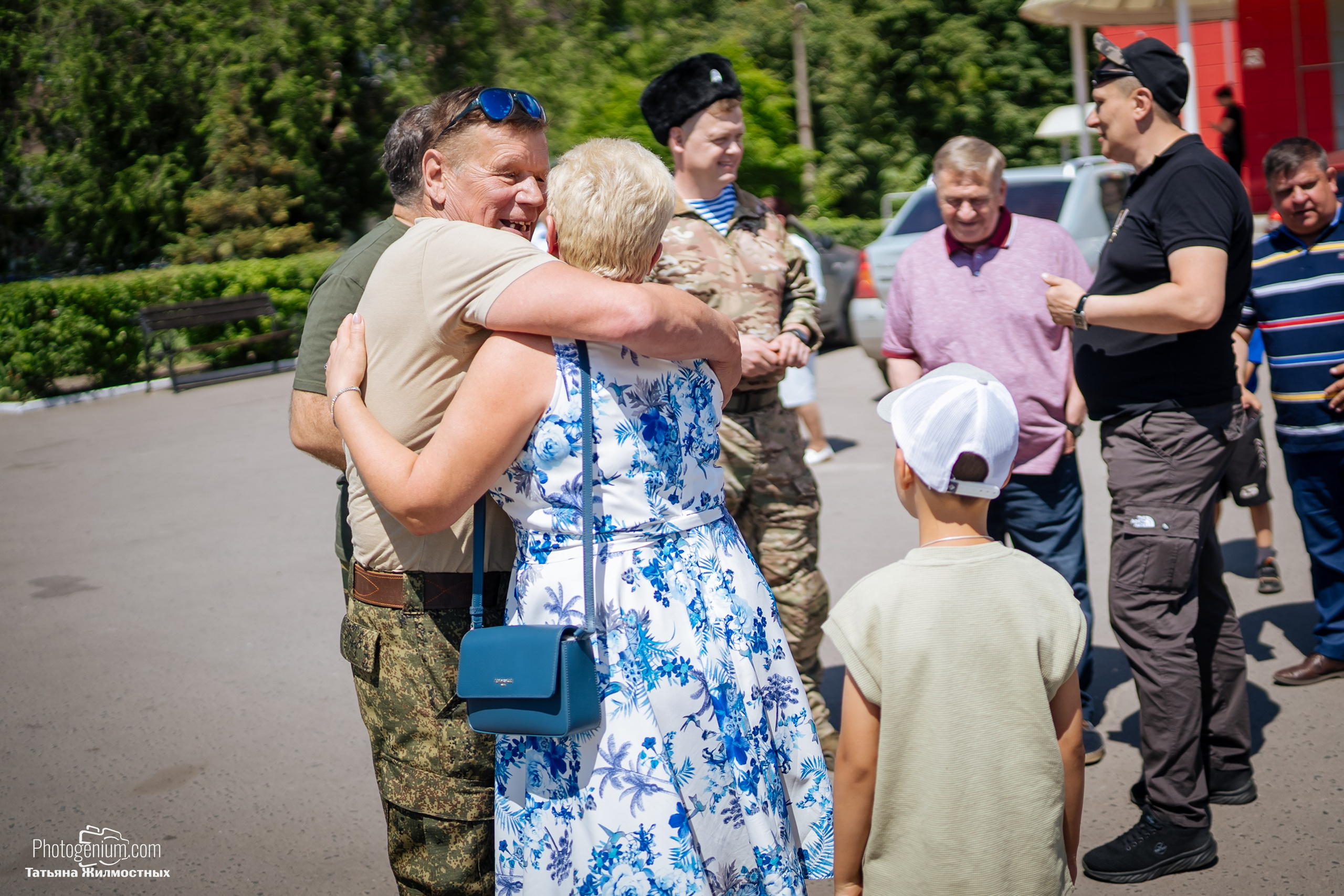 8 июня «Патриоты из Курска» сбор гуманитарной помощи у кинотеатра «Родина». Фотограф Нижний Новгород Татьяна Кейод