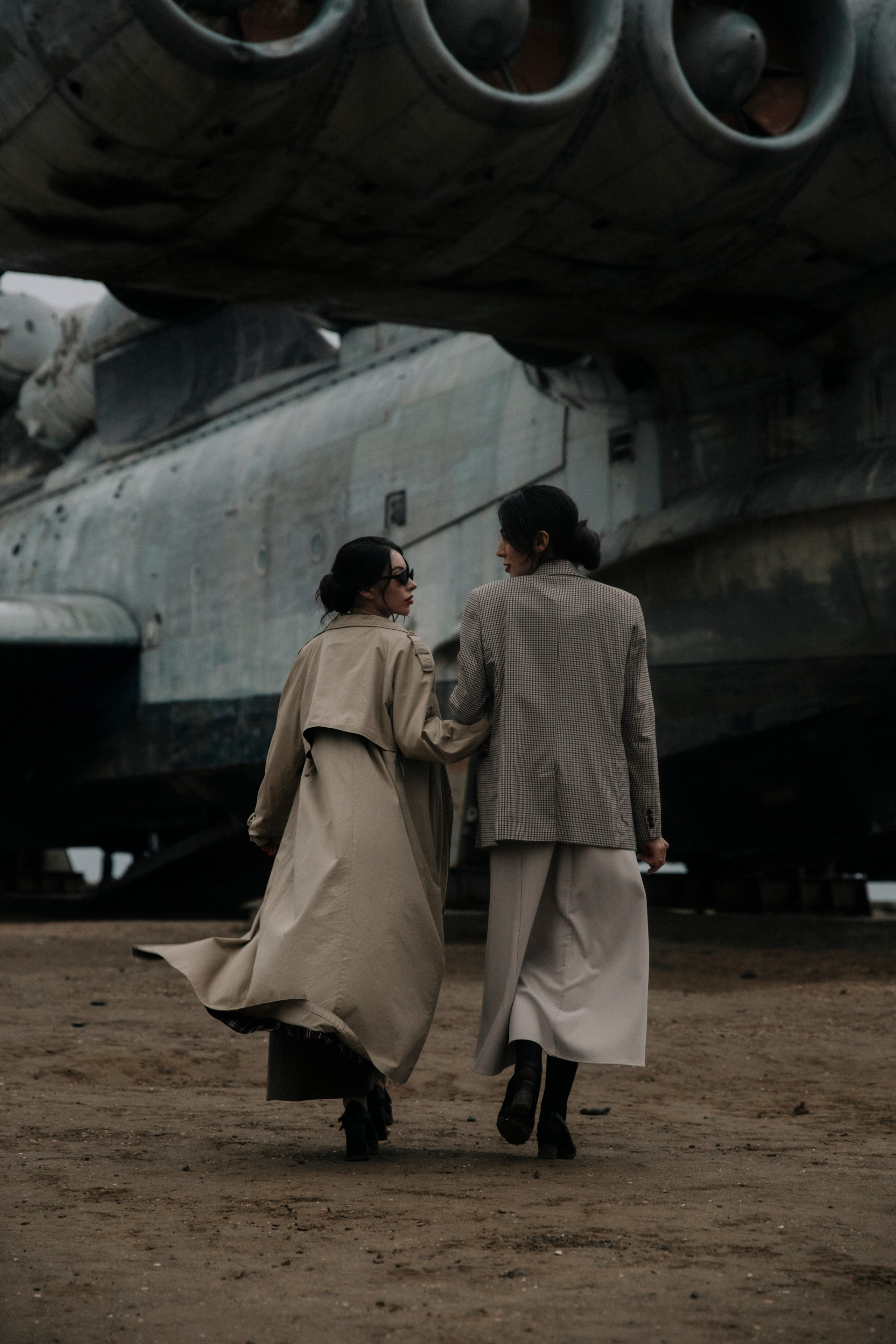 Фотосессия в пасмурную погоду, фотосессия в горах, фотосессия на пляже, фотосессия в туман, фотосессия у моря, фотосессия в стиле авиатор, авиатор, фотосессия Дагестан, Дагестан, мафия, женщины, дамы, леди, зонт, мрачная погода, фотосессия Лунь, Лунь, экраноплан, фотосессия с экранопланом Лунь