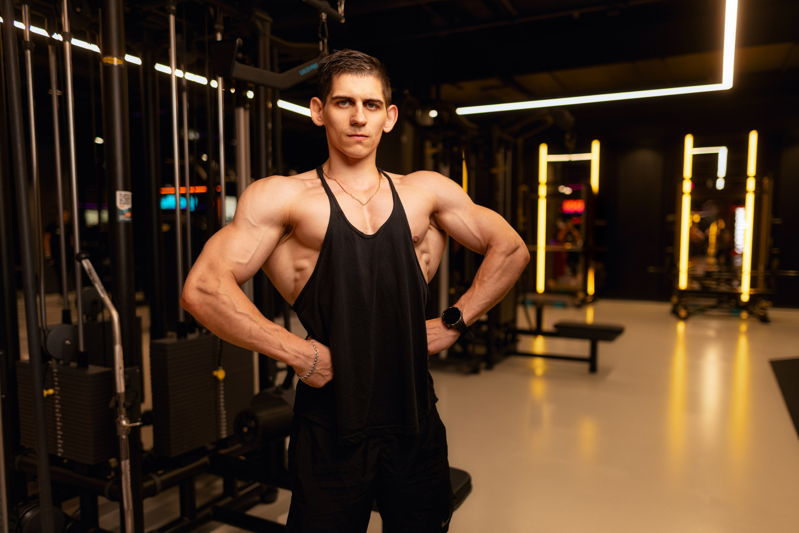 Фотосет в Владом в тренажерном зале для контента. Дмитрий Шульгин, портретный фотограф в Воронеже