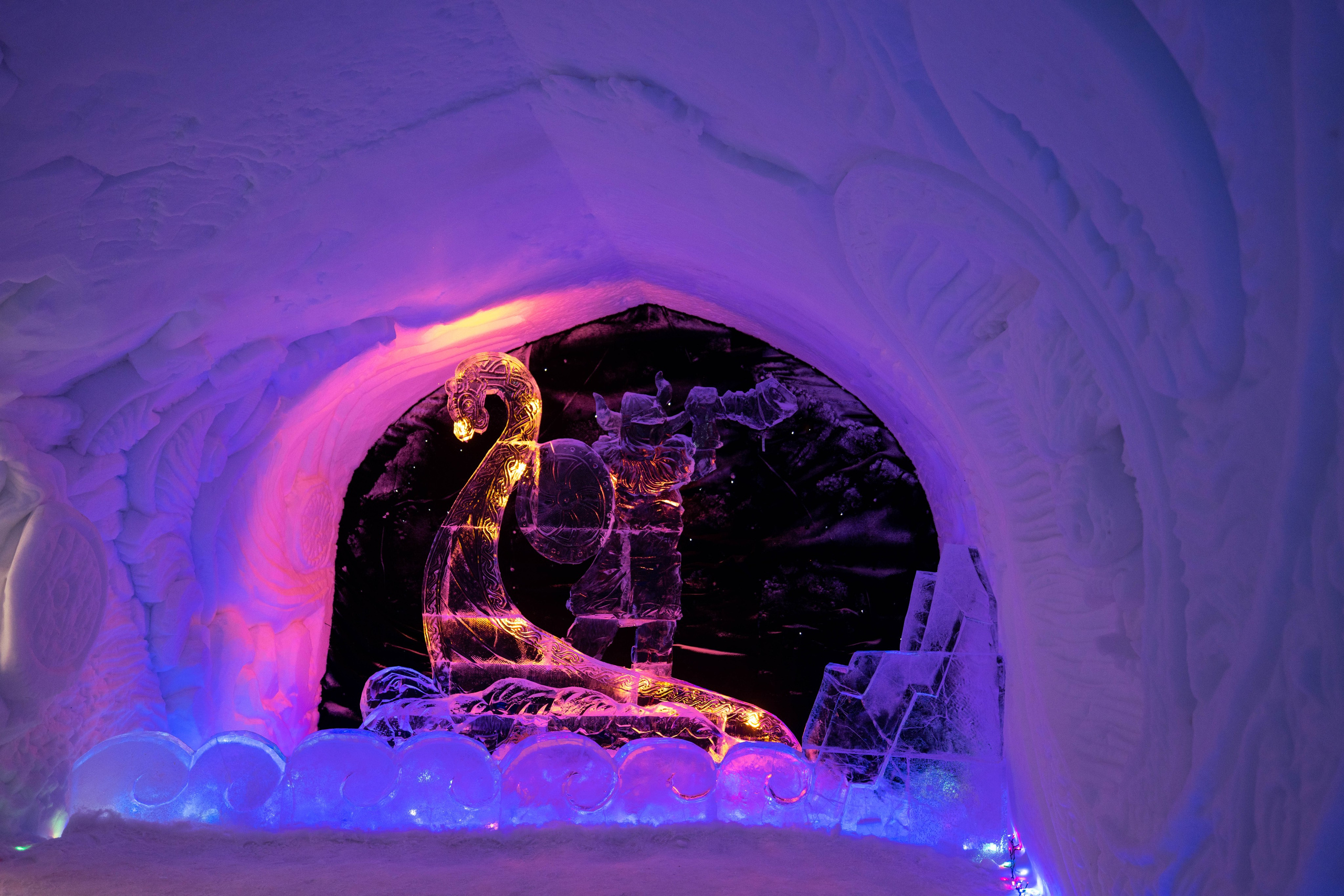 Снежная деревня. Турист оптимист