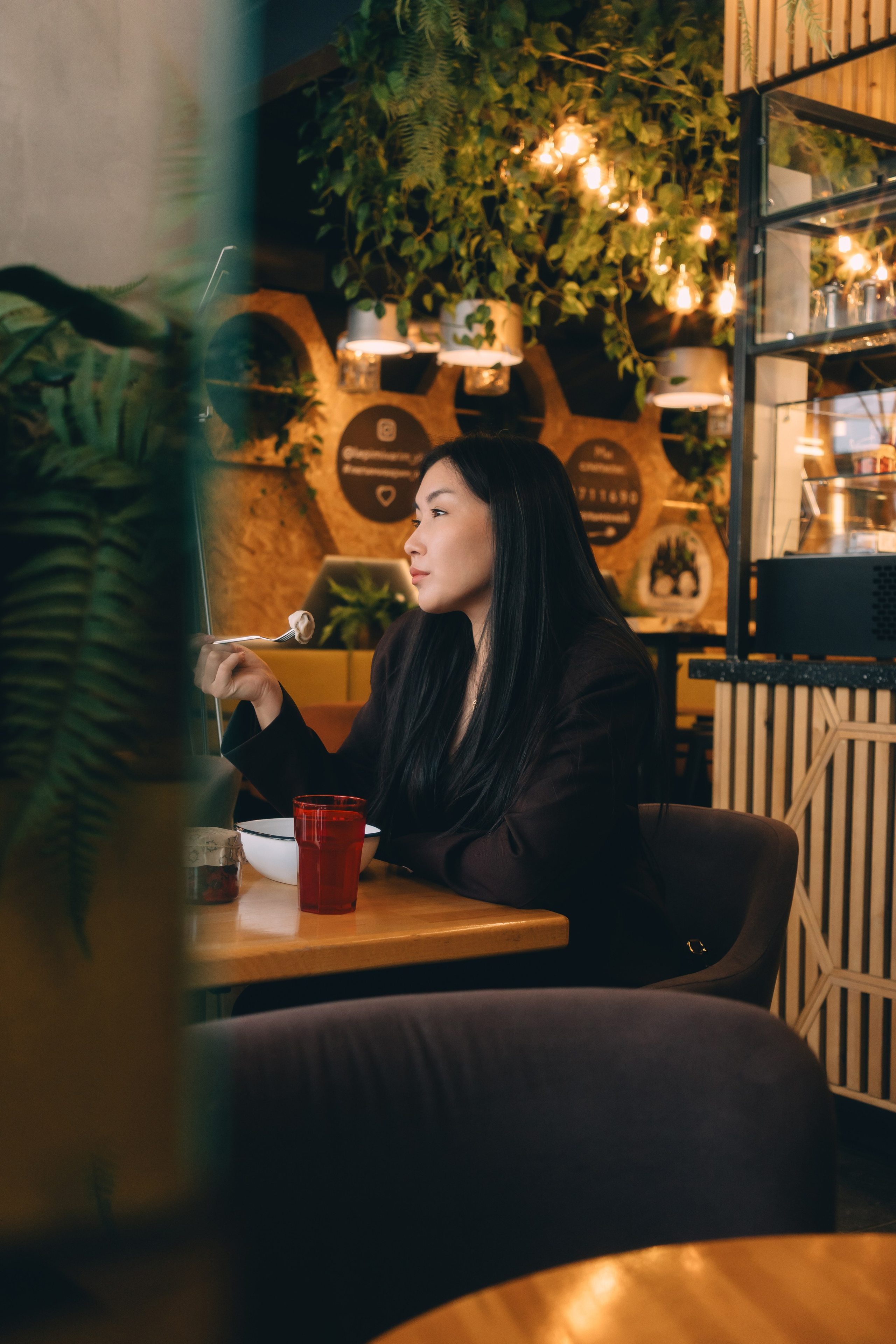 Девушка в кафе