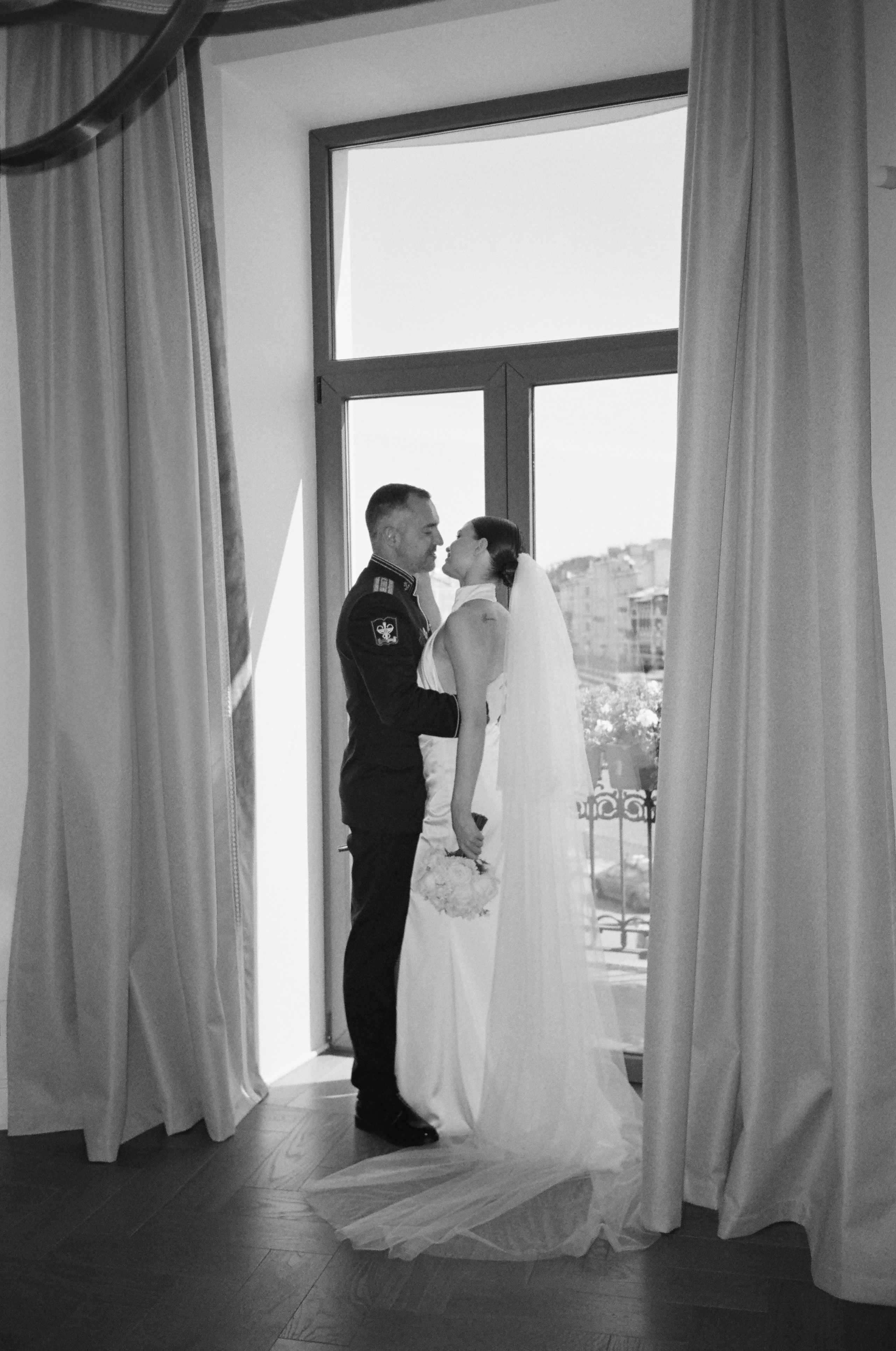 Свадебная фотосессия на пленку. Сестры Карабаза. Фотографы и ретушеры в Москве и Санкт-Петербурге