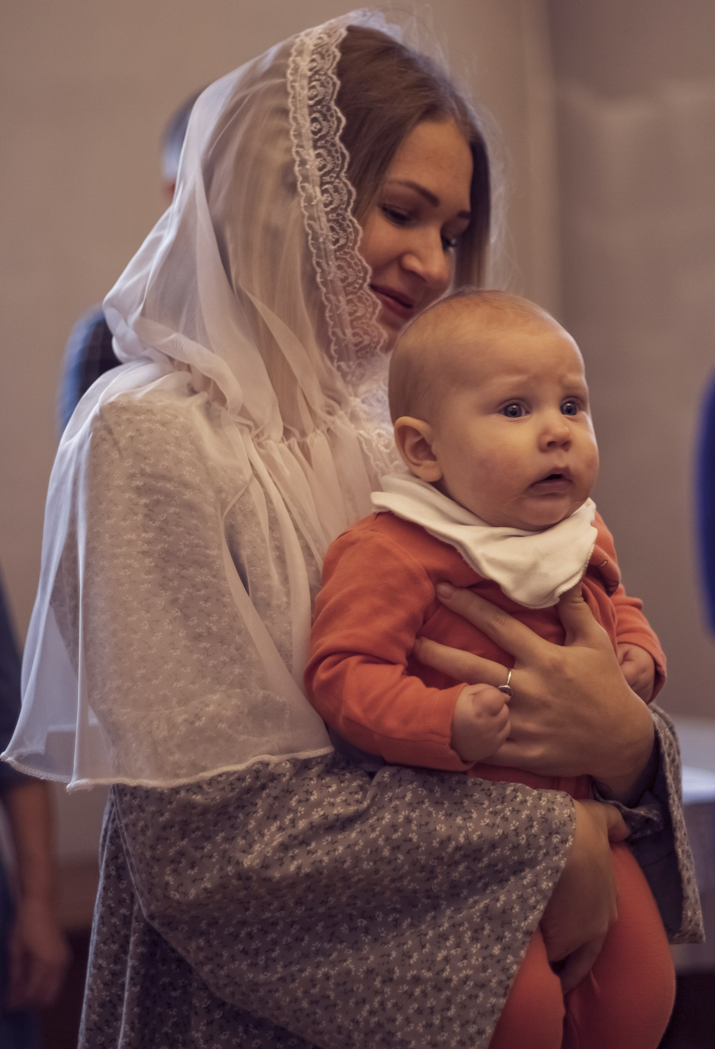 мама в платке держит малыша