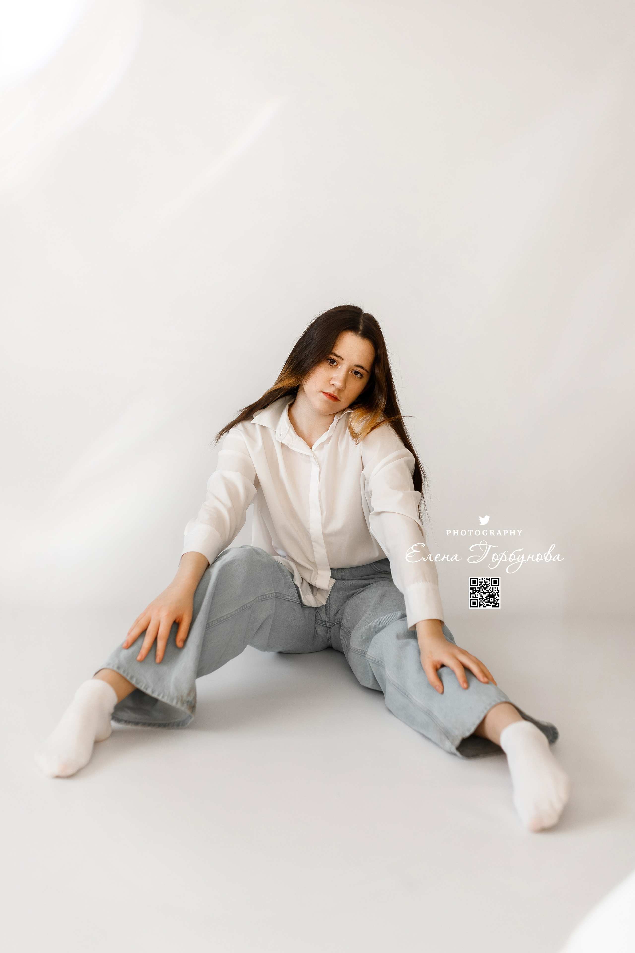индивидуальная фотосессия в Перми. Девушка в студии на белом фоне в джинсах и рубашке. Лайфстайл.