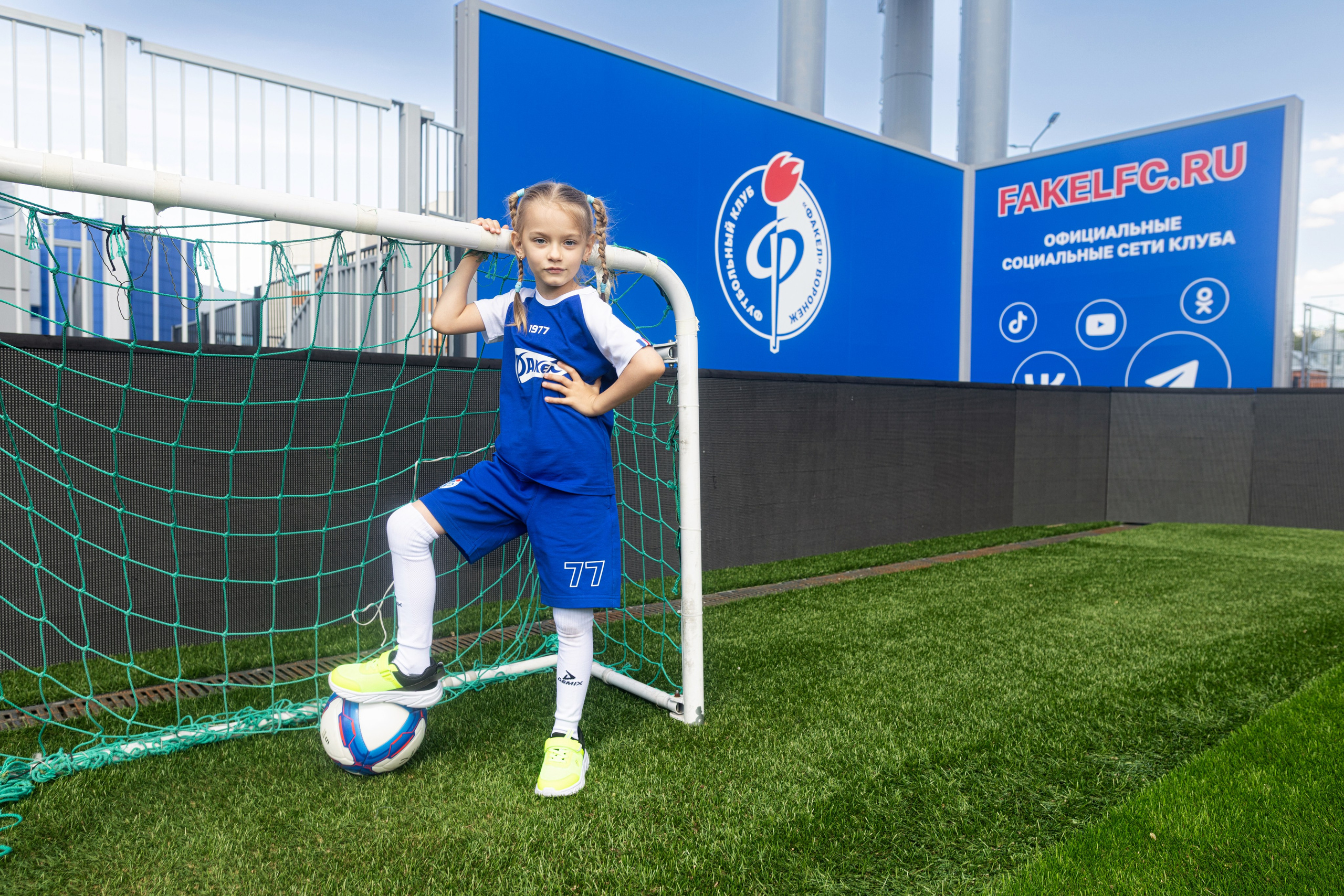 Детский портрет с Алисой на футбольном стадионе. Дмитрий Шульгин, портретный фотограф в Воронеже