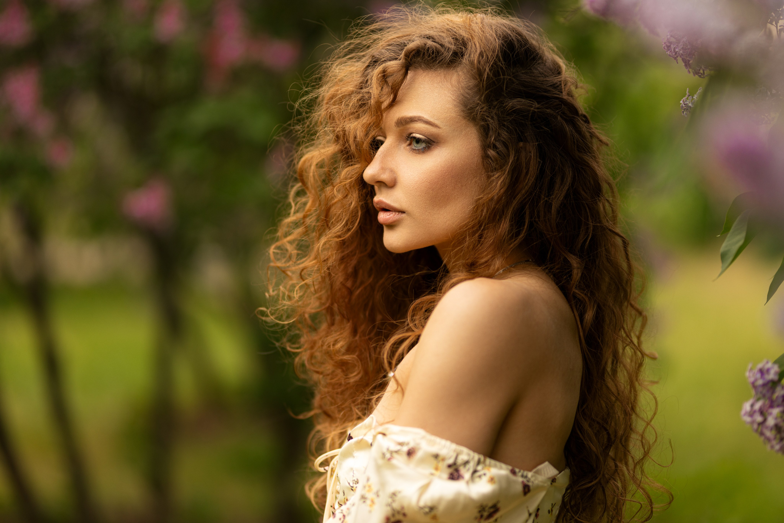 Фотосет с Дианой в цветущей сирени в Воронеже в формате для «себя». Дмитрий Шульгин, портретный фотограф в Воронеже