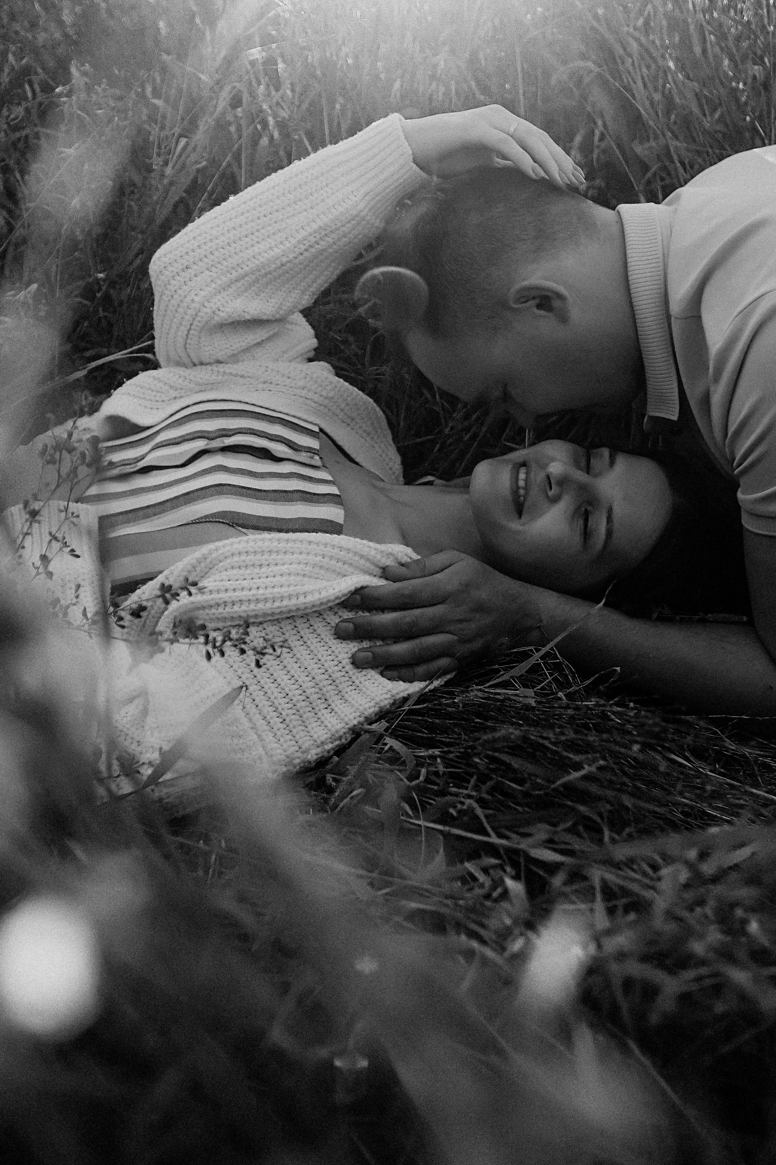 Поле love story на закате. Семейный фотограф Тюмень, фотограф на роды Салмина Мария