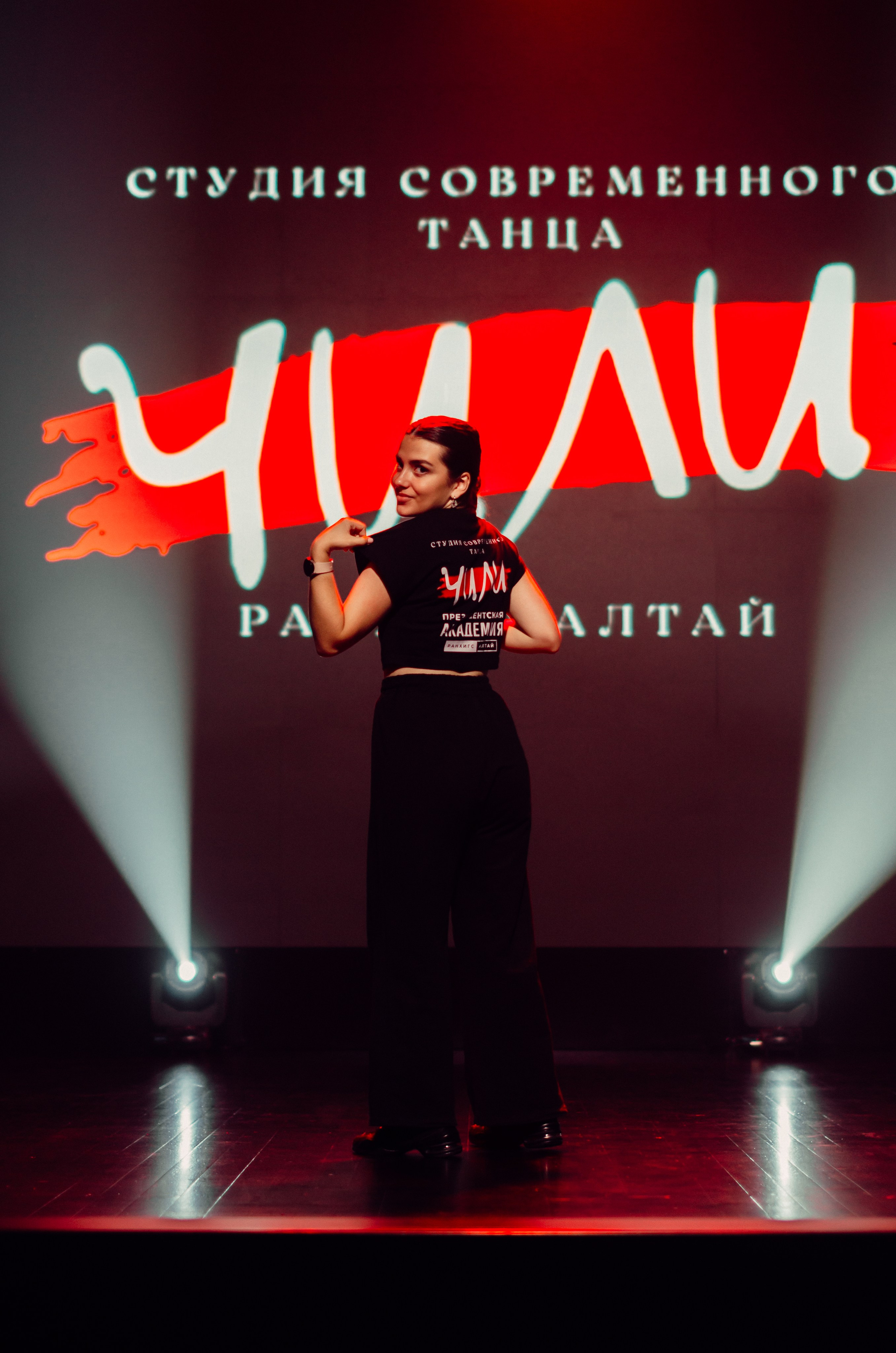 Групповая фотосъемка танцевального коллектива. Денисова Аля — фотограф для парных съемок и индивидуальных историй в Барнауле