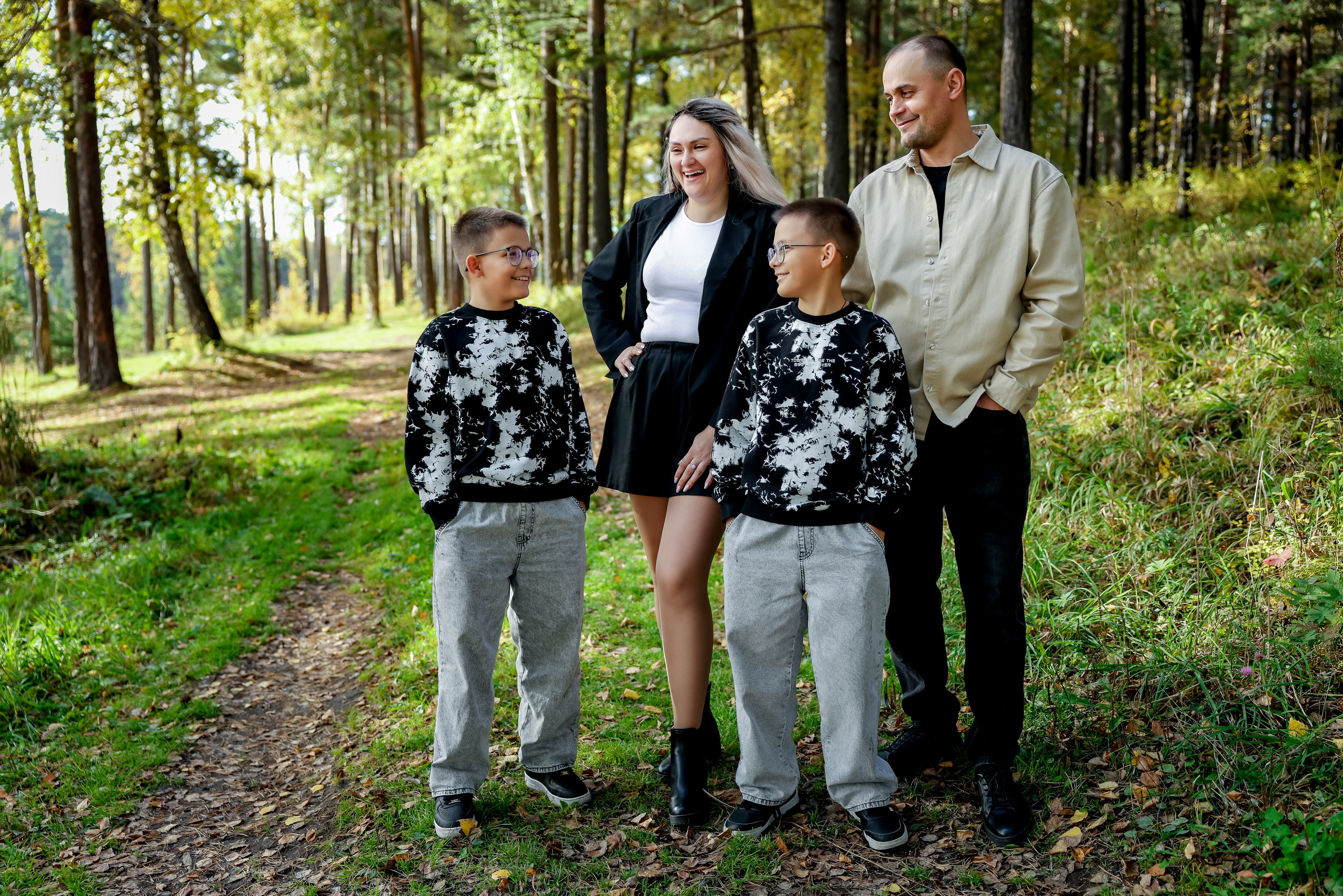 Семейная осенняя прогулочная фотосессия 2025