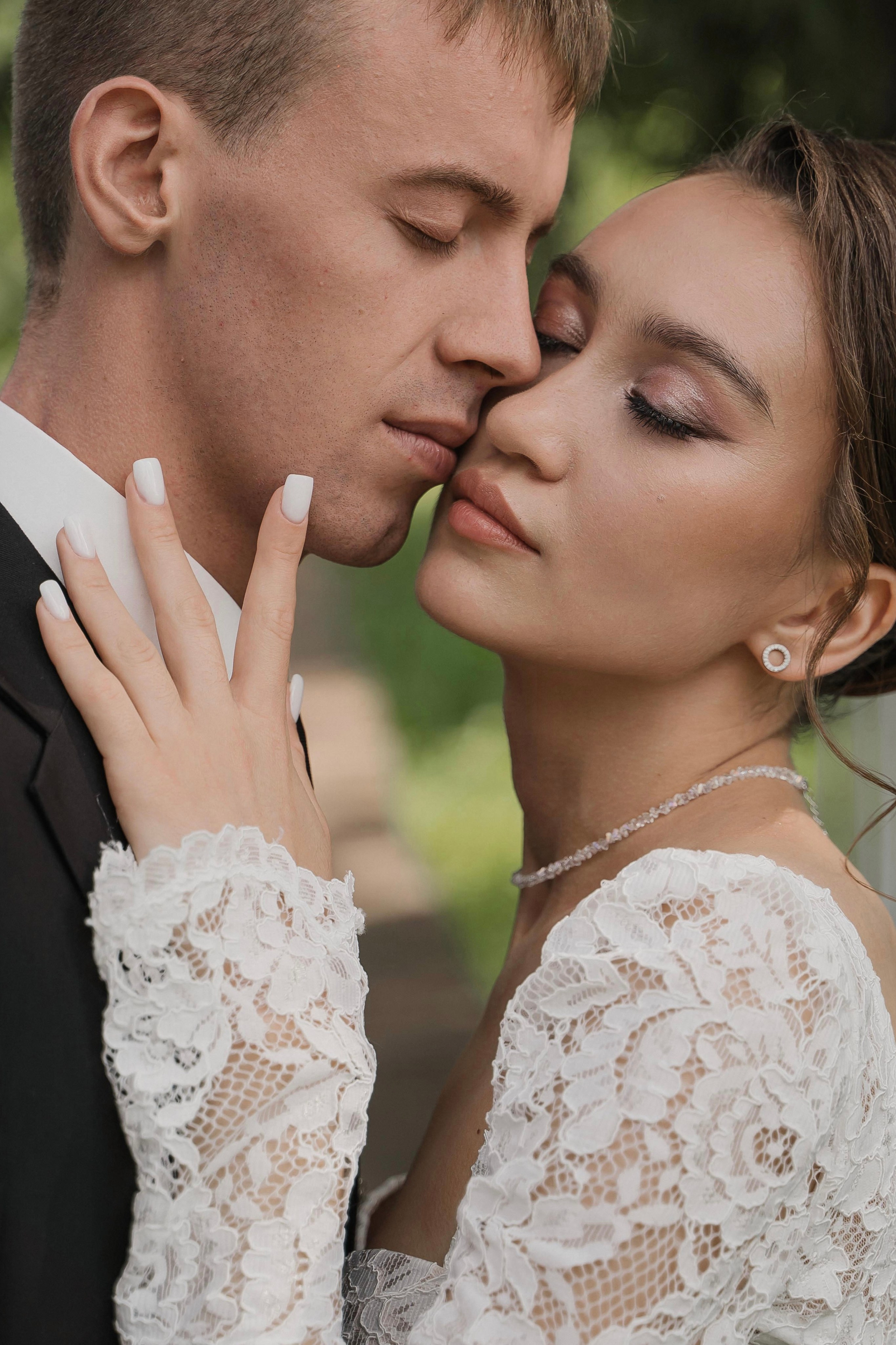 Нежная свадебная фотография молодожен сделанная в Казани