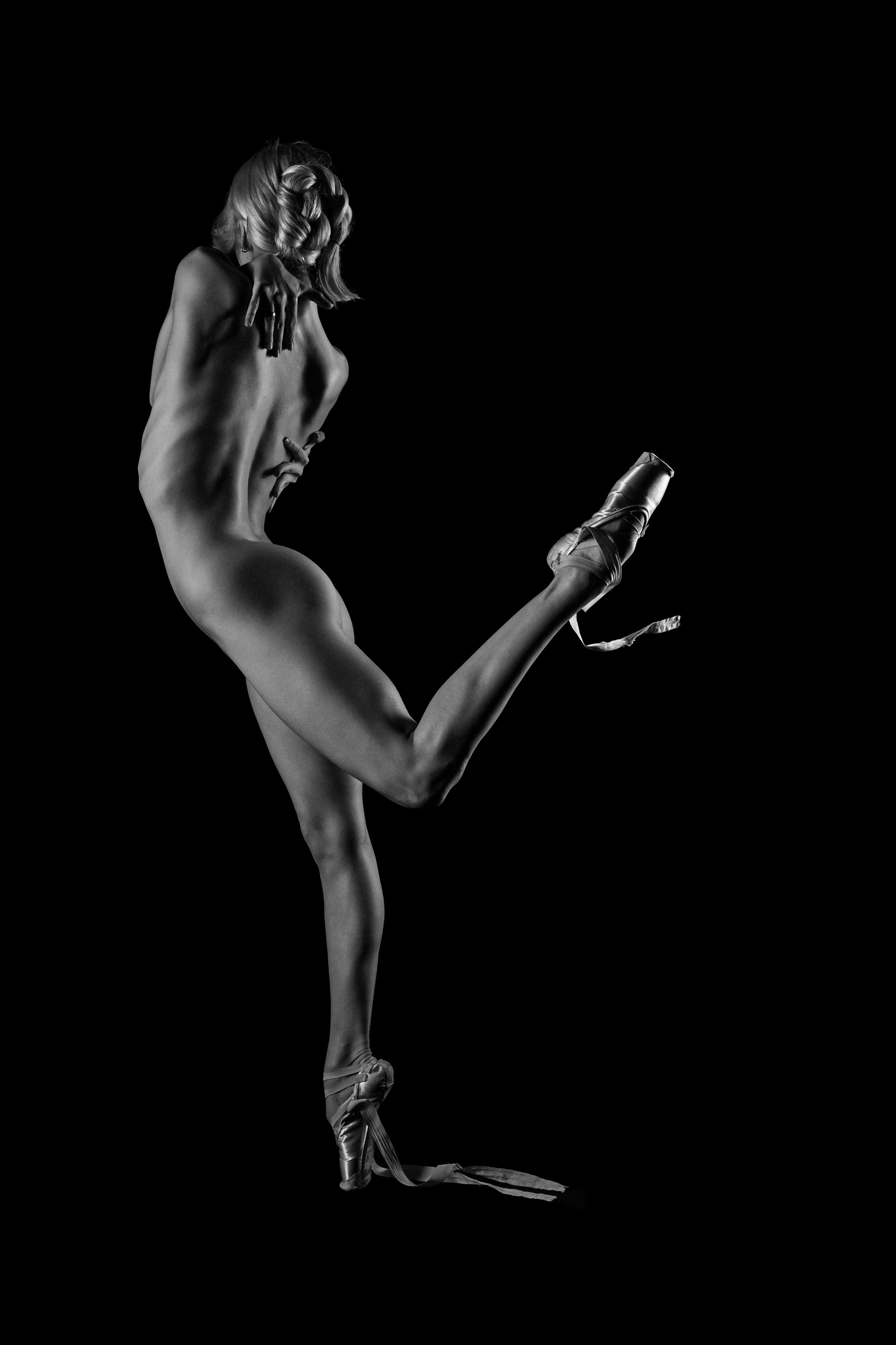 Низкий ключ балерина 18+. Фотограф в Краснодаре Лагунов Владимир