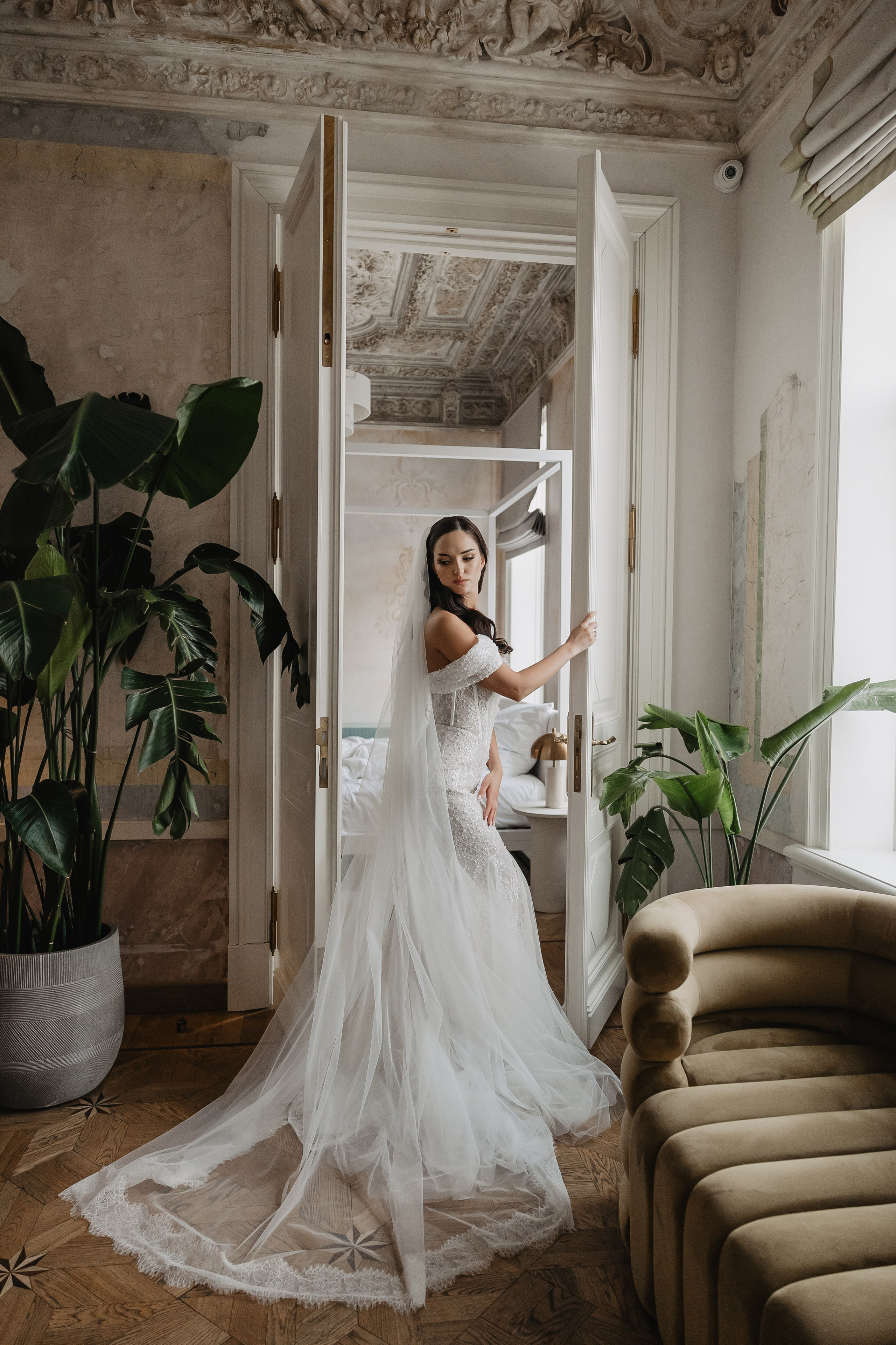 Свадебное утро жениха и невесты и свадебные сборы в отеле Twelve Reasons в Москве