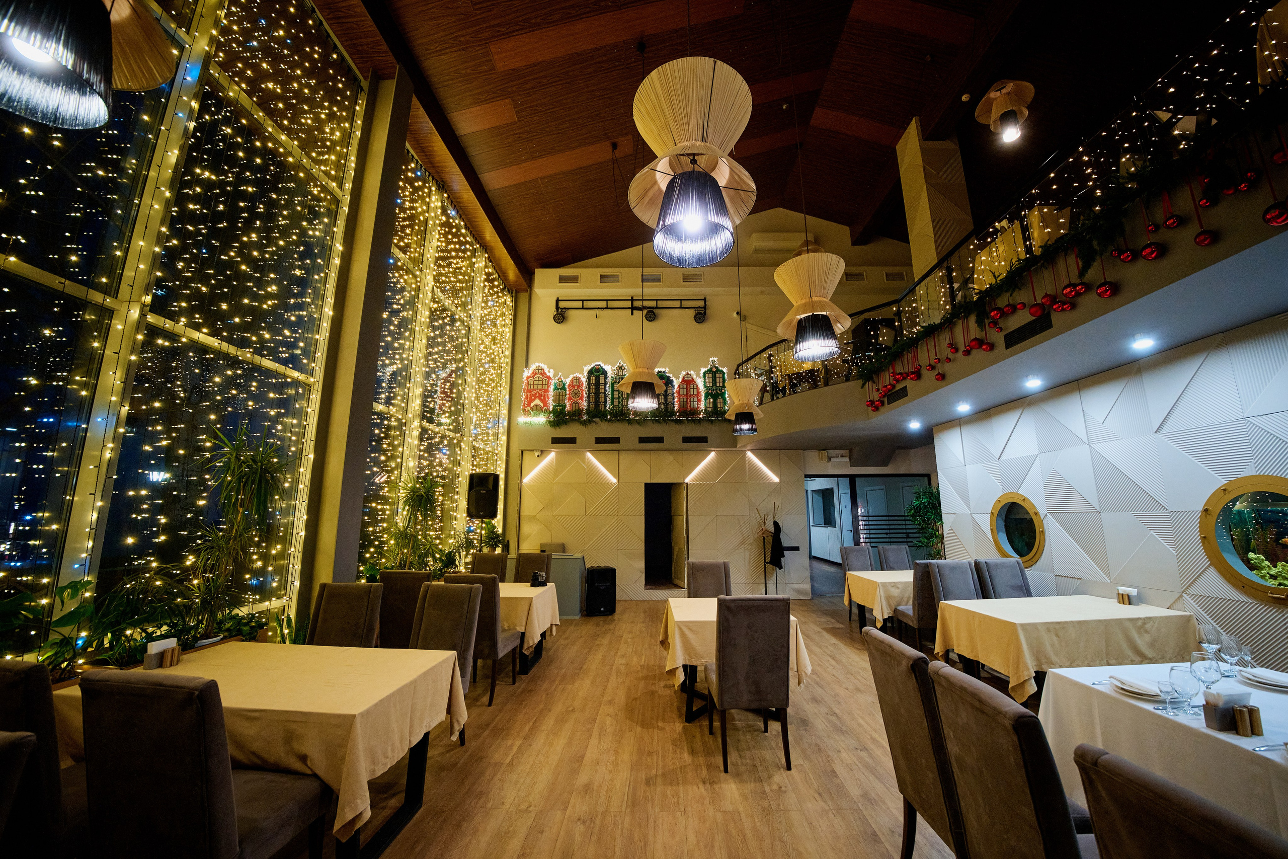 Новогодний декор ресторана Альбатрос. Фотограф Таганрог Анна Трайжон