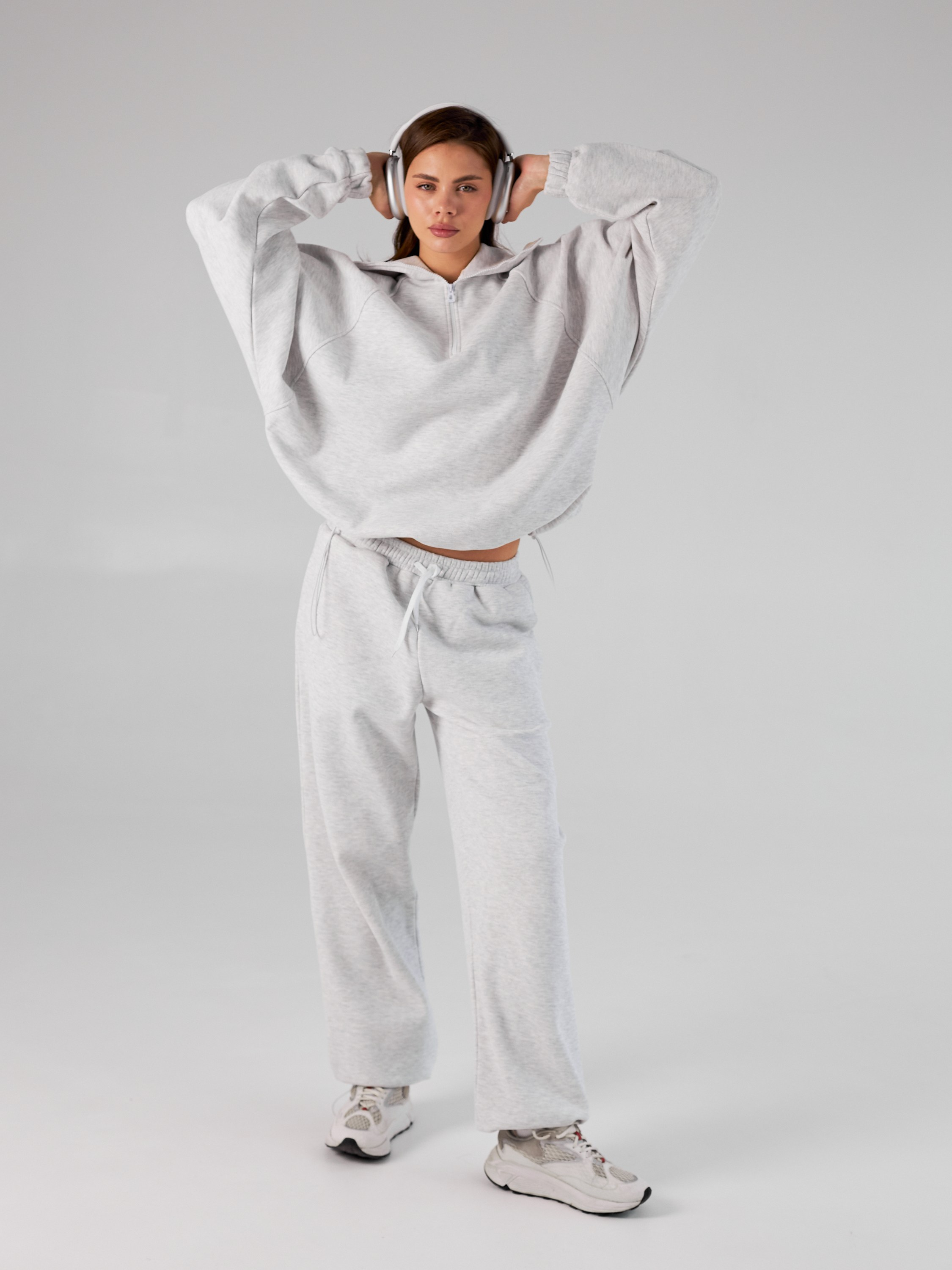 Фотосъемка оверсайз костюмов Екатеринбург Wildberries ВБ Ozon Озон спортивный костюм оверсайз фотосессия одежды Екб заказать цена фото товар. Фотограф Екатеринбург Анастасия Жерновская | Маркетплейсы и нейрофото