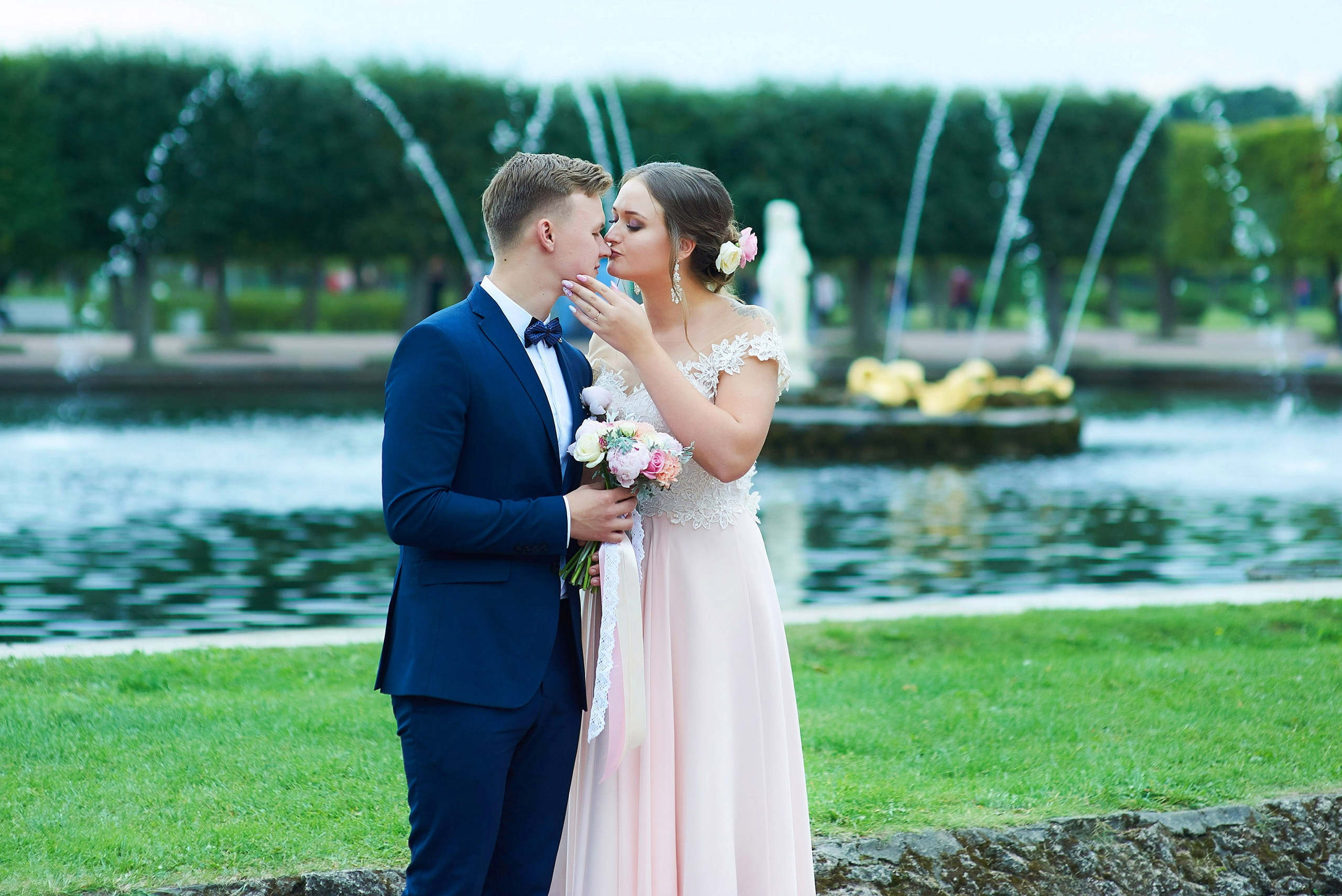 Ульяна и Дмитрий (свадебная прогулка в Сестрорецке под дождем, , фотосессия в верхнем парке Петергофа). Портретный, семейный и свадебный фотограф в Санкт-Петербурге и в Пушкине Ширяев Денис