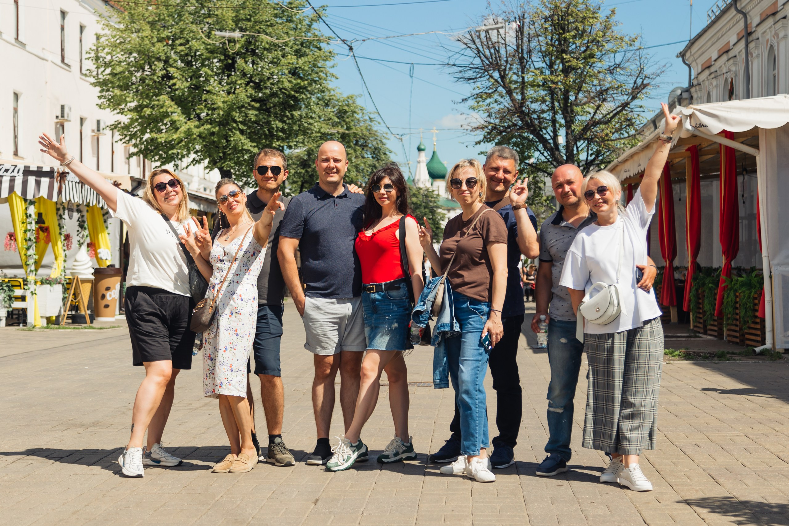Экскурсия. На каждом снимке всегда два человека: фотограф и зритель