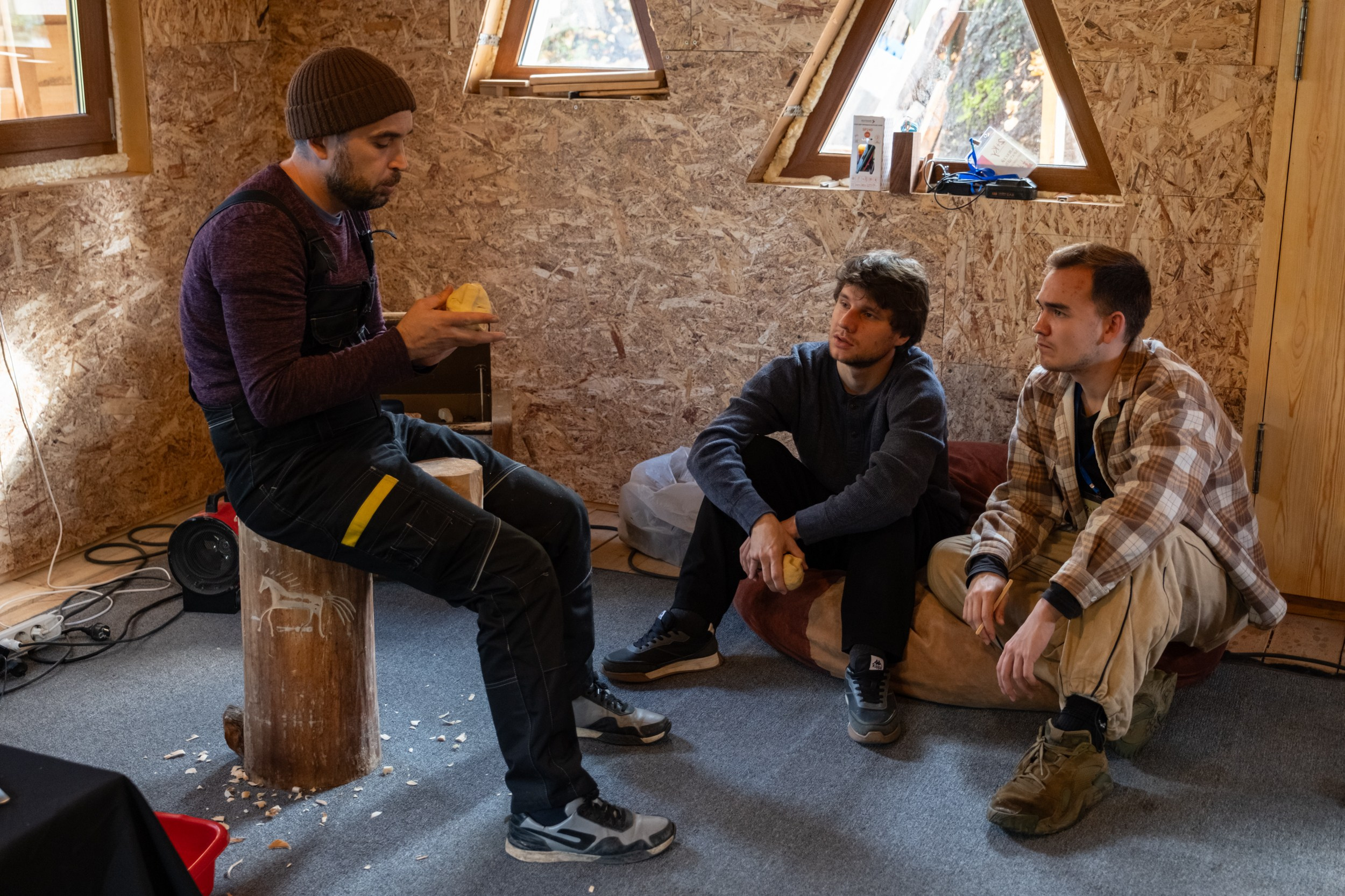 Леша, плотник и артист театра, проводит мастер-класс по созданию головы куклы на втором фестивале кукол на запястье. 25 сентября, 2025.