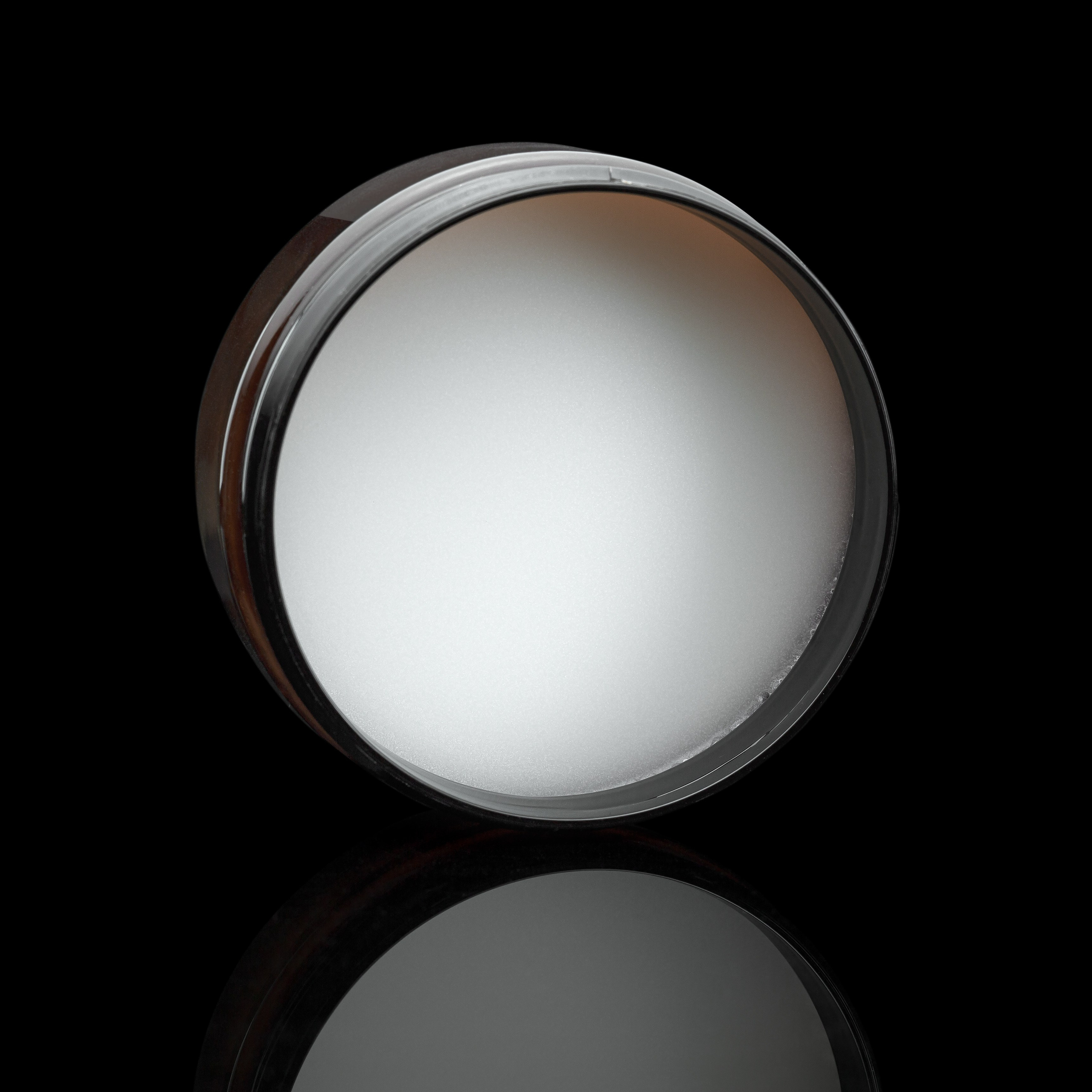 Мыло для бритья на чёрном фоне профессиональное предметное фото