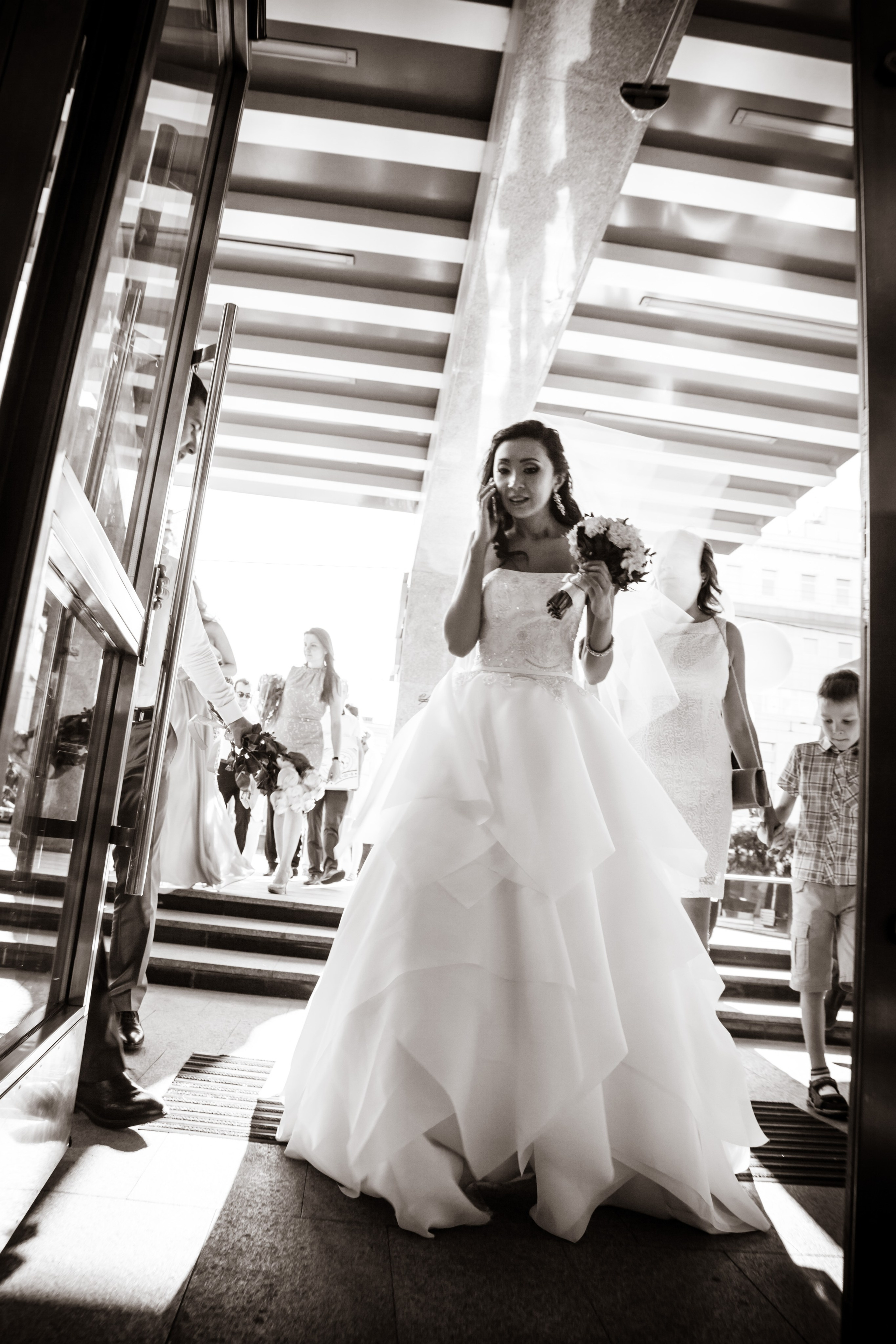 kogan.studio - невеста разговаривает по телефону