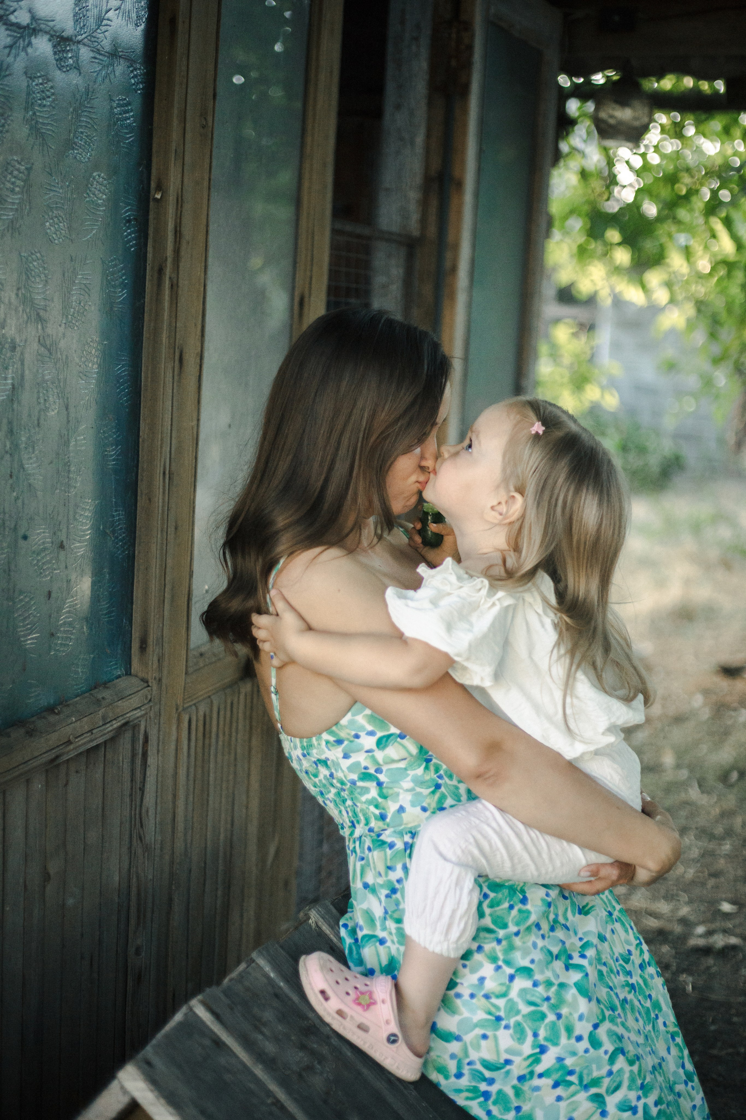 У бабушки в саду. Елизавета и Мария. Фотограф в Ростове-на-Дону и Краснодаре Елизавета Киселёва