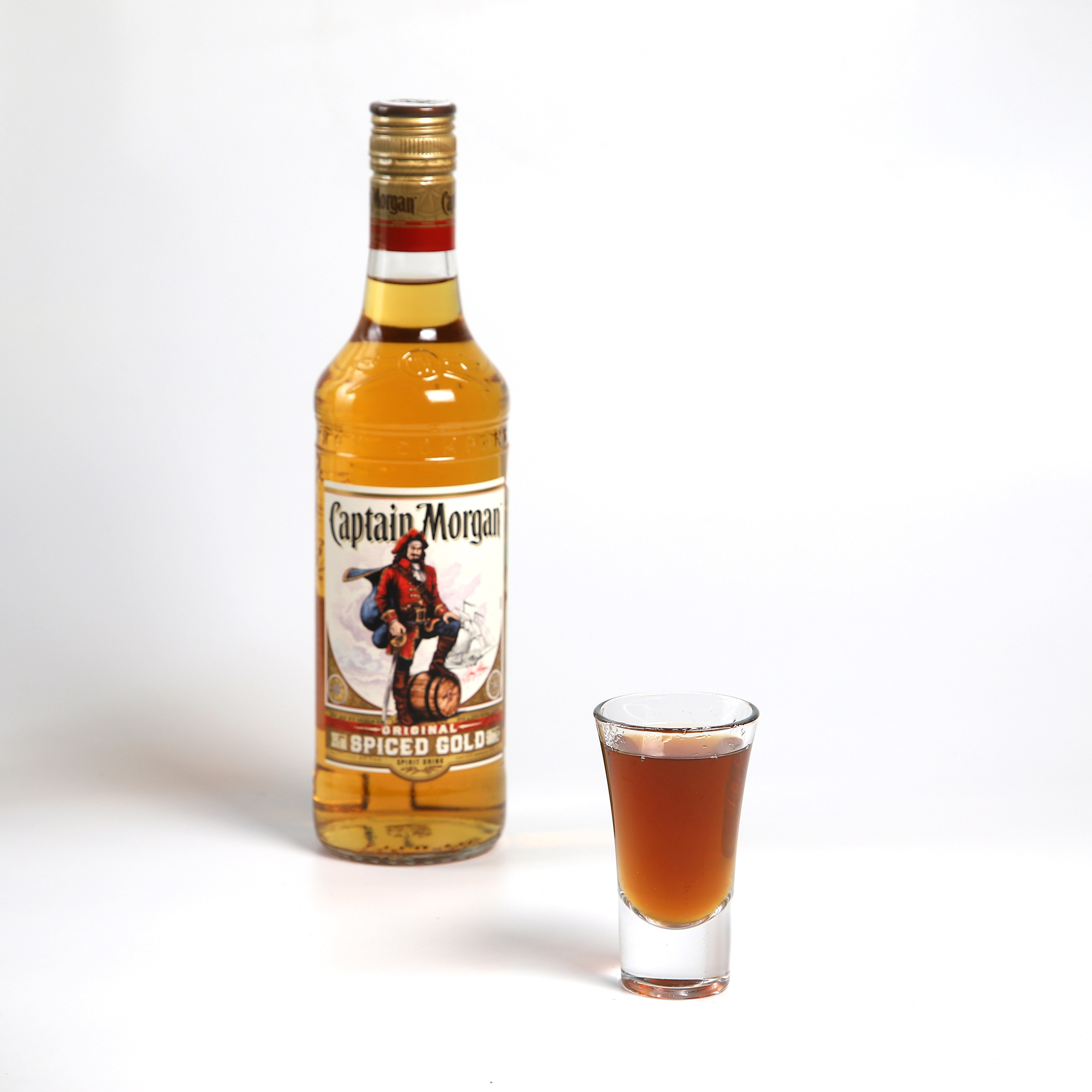 Фуд-фотография Captain Morgan и стопки.