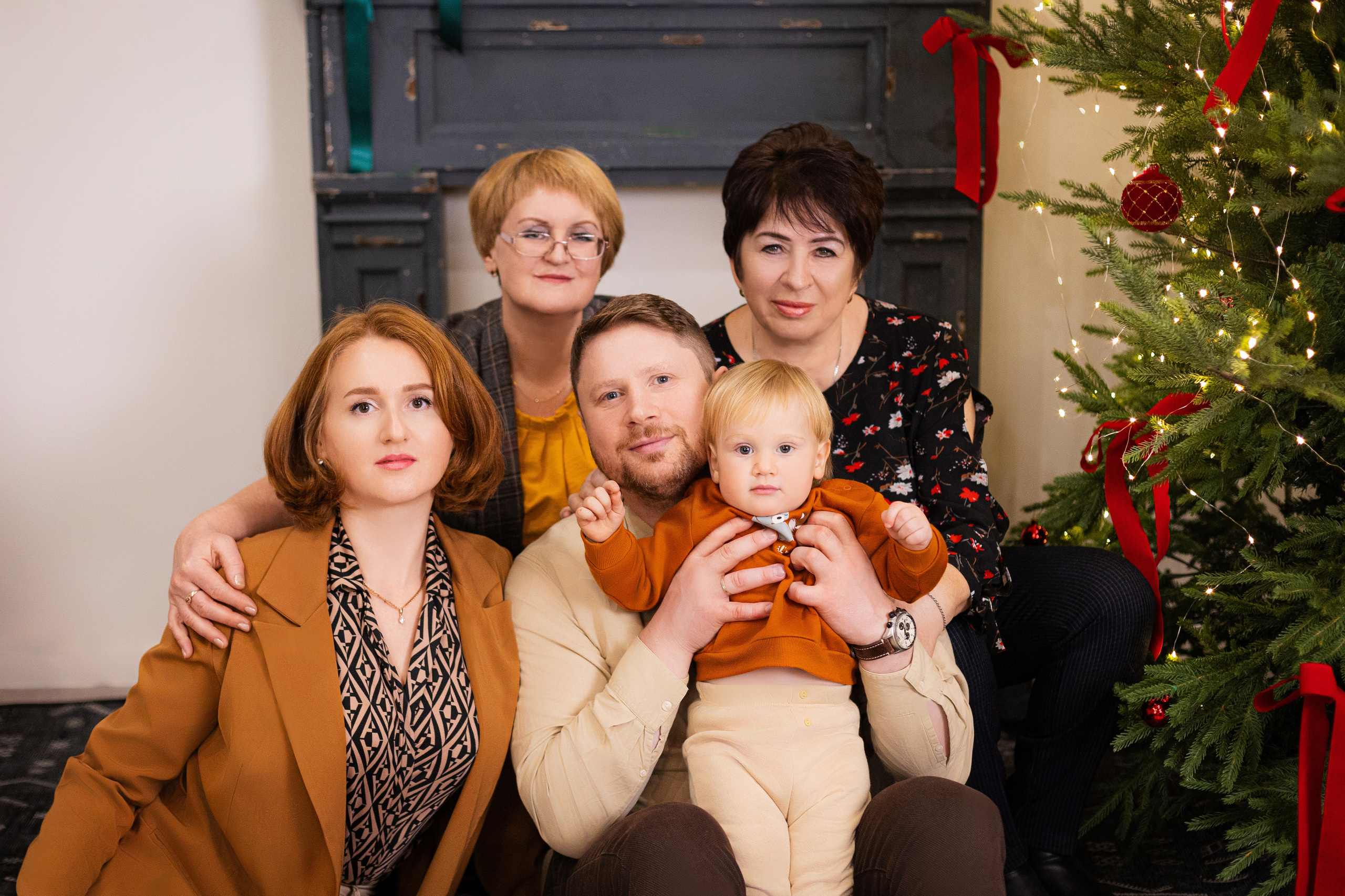 Ольга, Павел и Рома с бабушками. Фотограф ВИКА МЕДУЗА