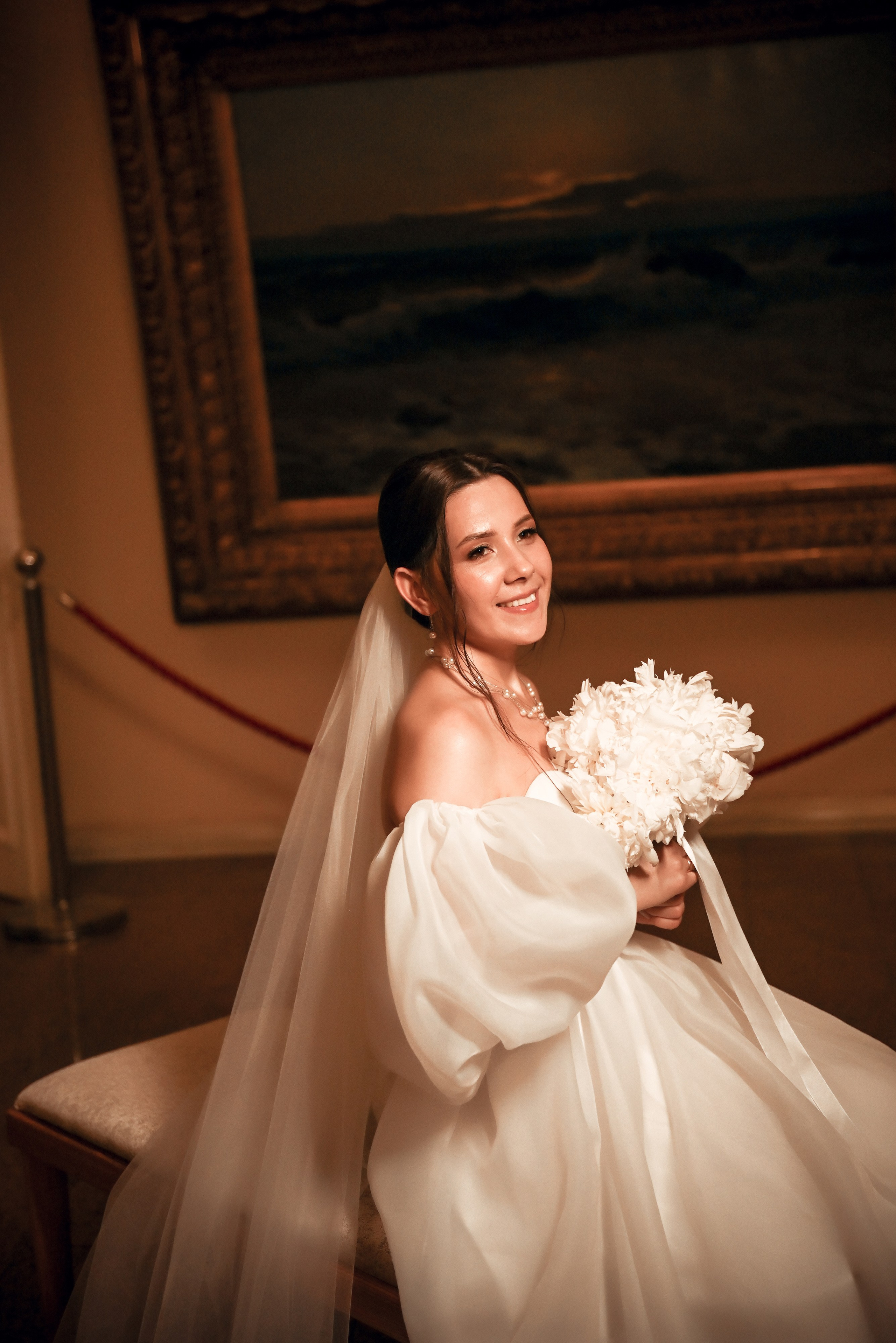 Небольшая свадебная серия в музее и прогулкой под дождем Эльмиры и Ризата. Свадебный, семейный, детский, контент фотограф в Омске Максим Ильин