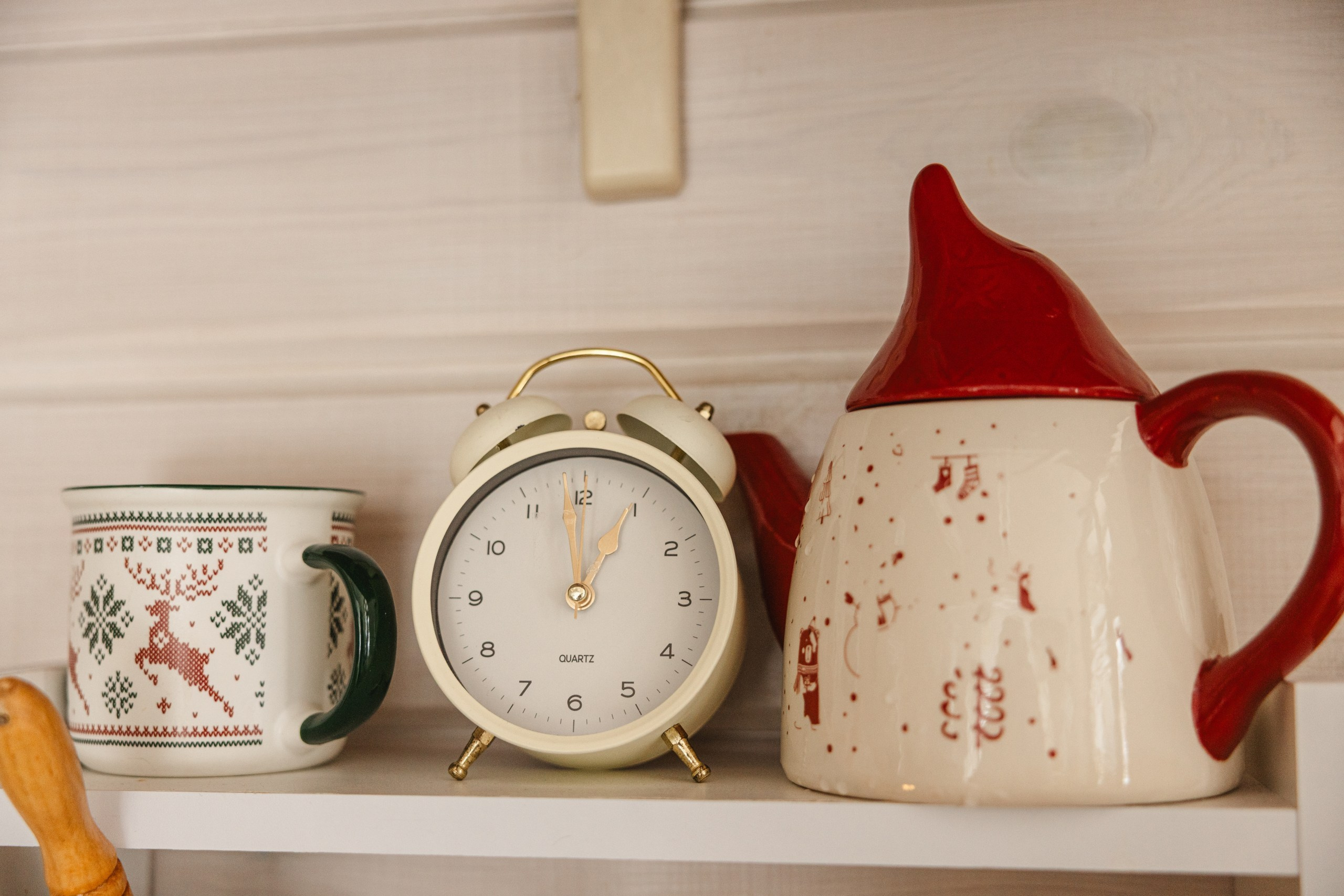 Украшение загородного дома 'Панорама' в Сургуте: сказочные зимние декорации, яркие гирлянды, новогодние украшения, ёлка и ёлочные игрушки