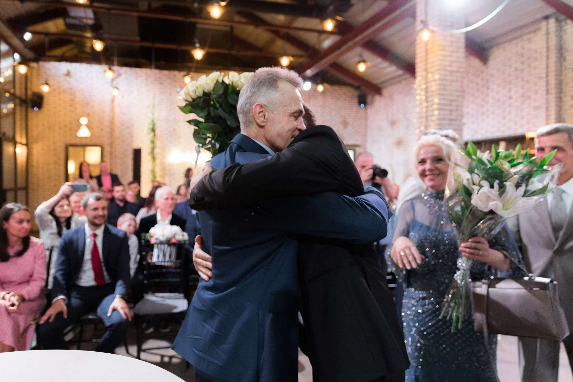 Объятия и поздравления жениха и невесты